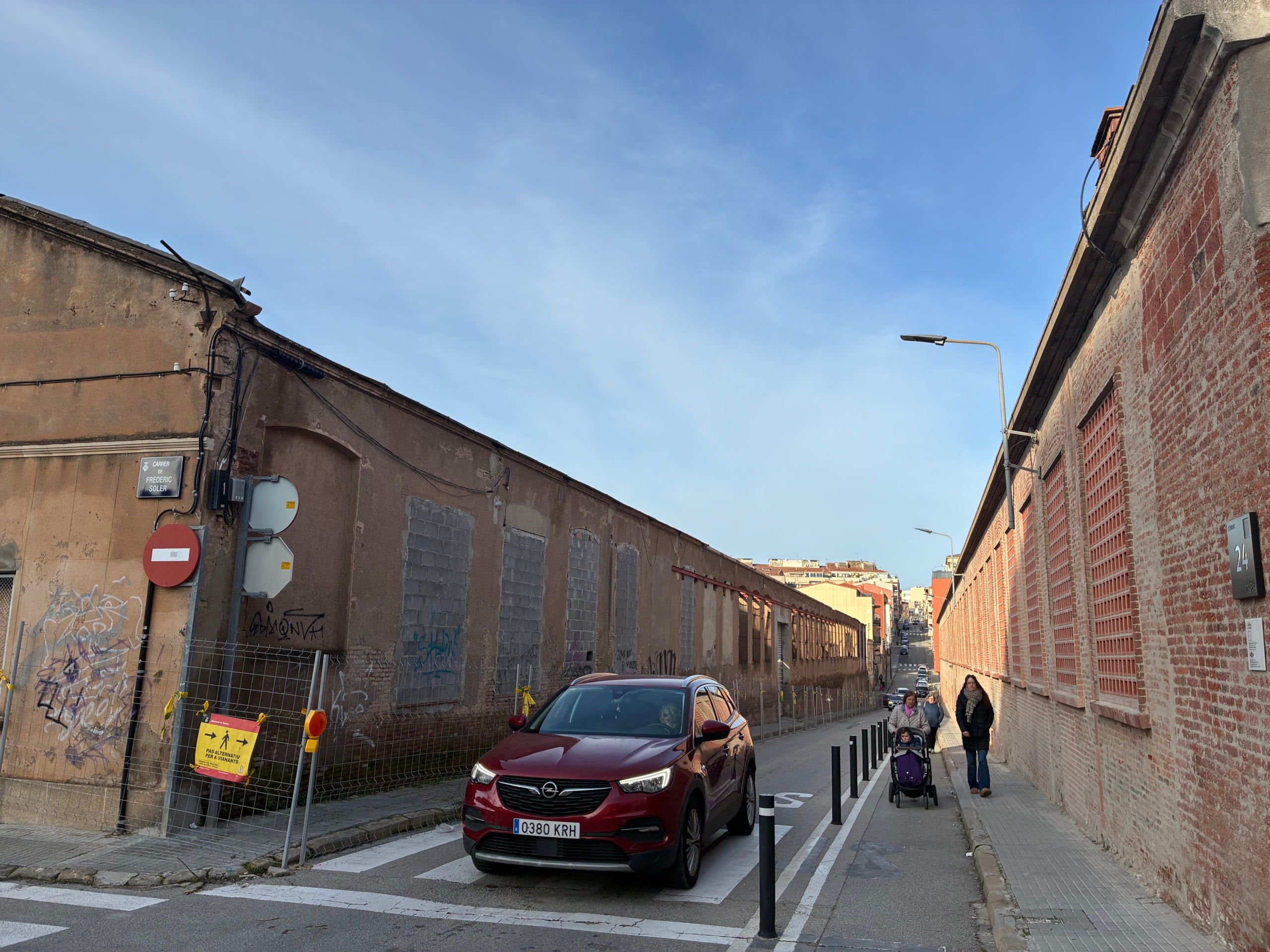 Les naus municipals del Vapor Cortès, al marge esquerra del carrer del Bruc, amb el Vapor de Prodis a la dreta, al barri de Ca n'Aurell de Terrassa | Vicenç Batalla
