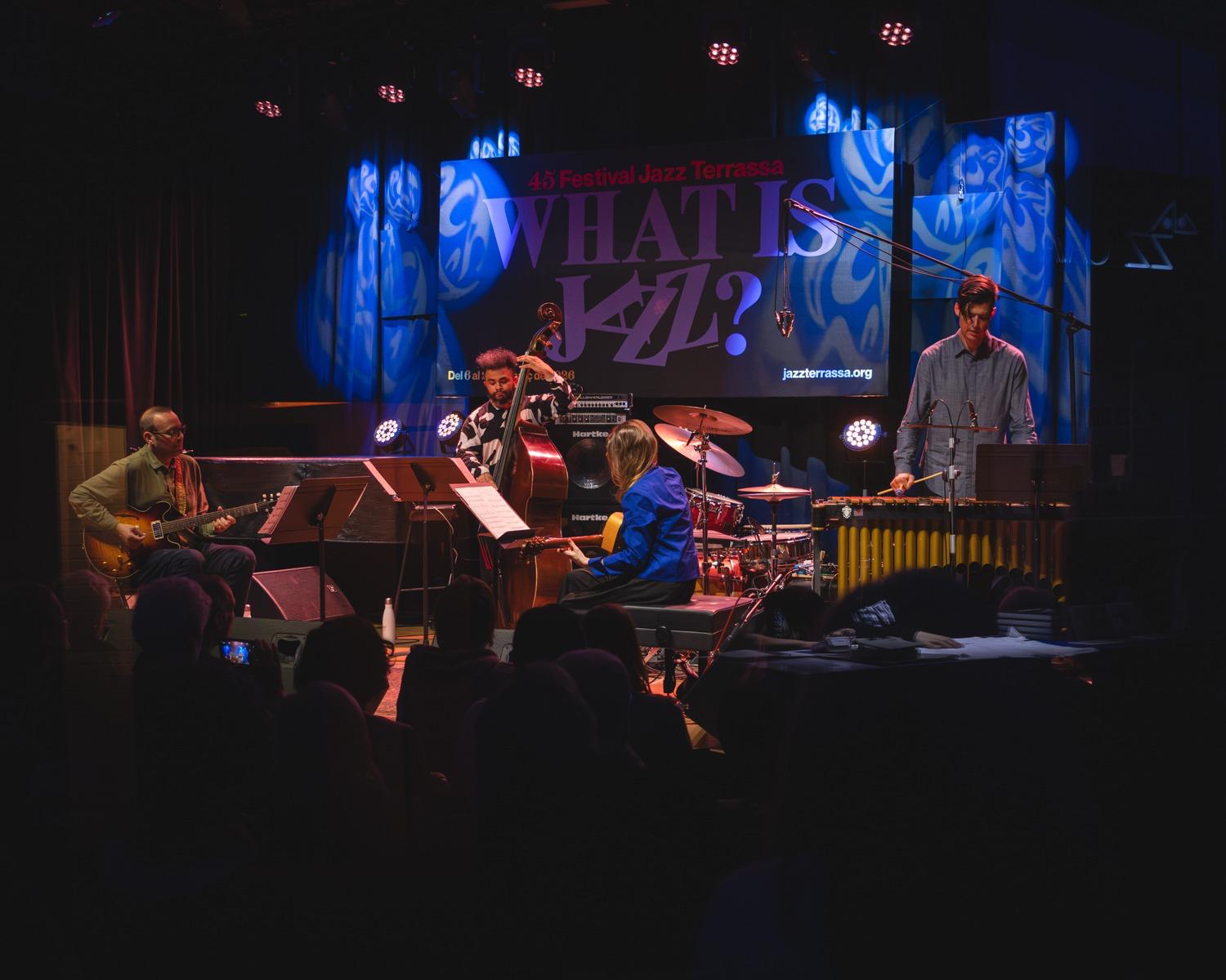 El concert del Ches Smith Clone Row a la Nova Jazz Cava, amb el guitarrista Liberty Ellman, el contrabaixista Nick Dunston, la guitarrista Mary Halvorson i el mateix Ches Smith, al vibràfon i la bateria | Xavi Almirall/Festival Jazz Terrassa