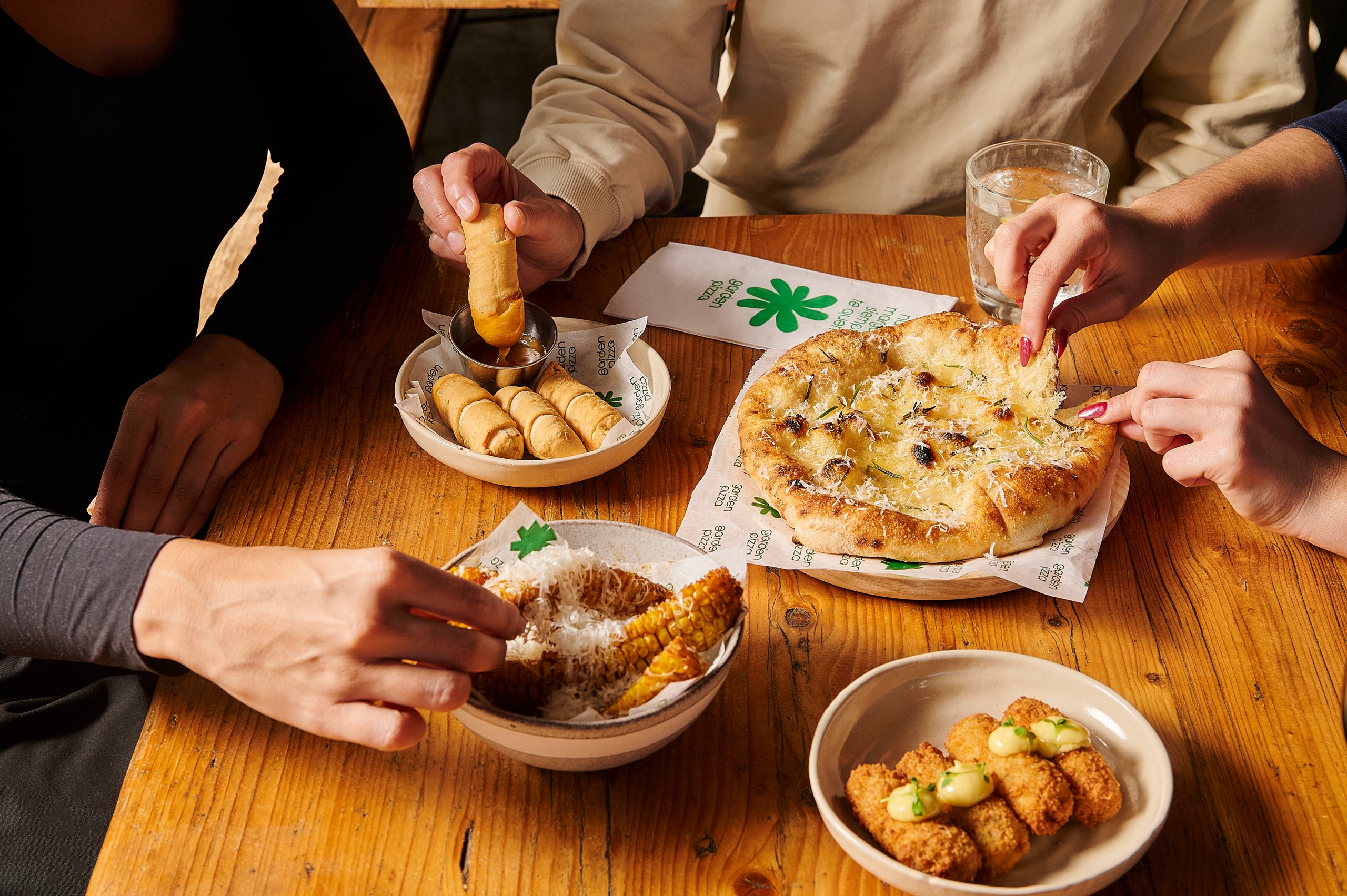 Costelles de blat de moro amb tequeños, croquetes i focaccia a Garden Pizza | Juancho Otaola - JOSTUDIO