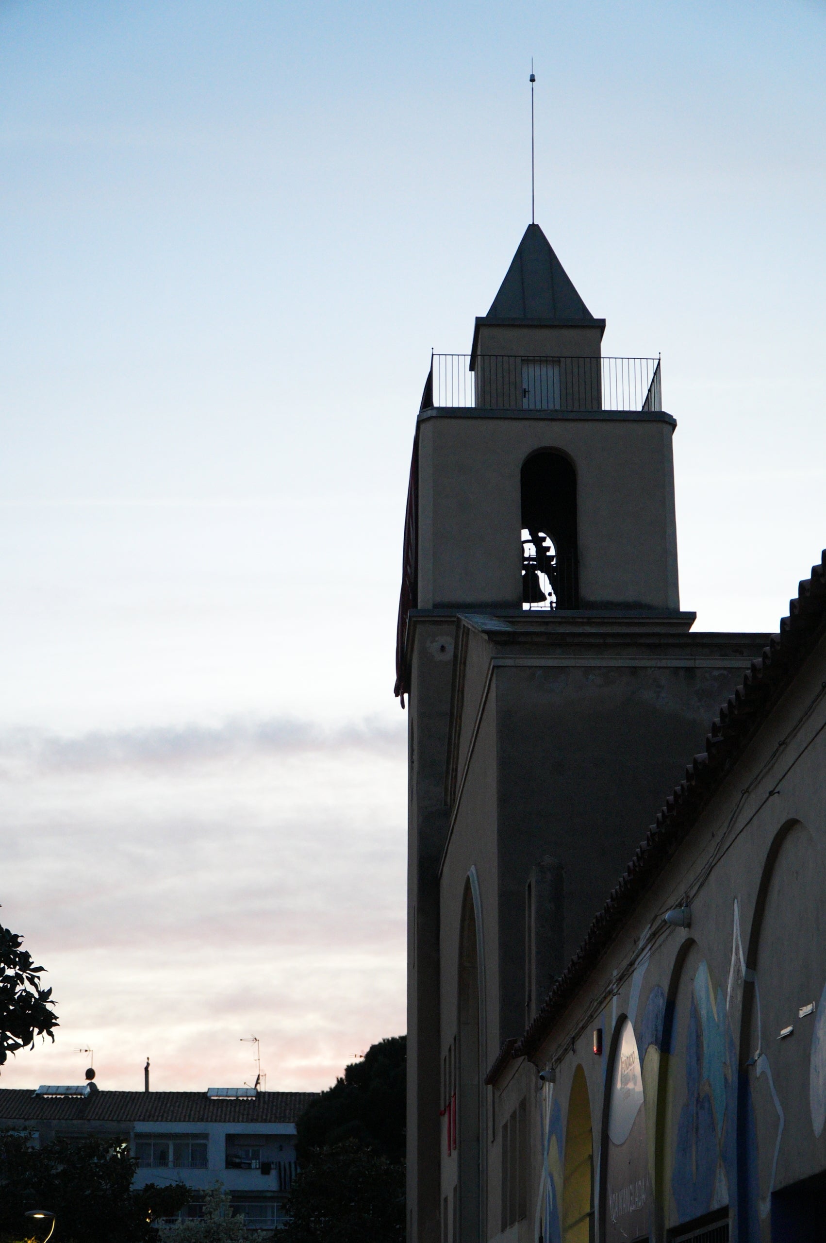 El Divendres de Passió pels carrers de Ca n'Anglada, després de l'ofici a la parròquia de Sant Cristòfol, ha iniciat les nombroses celebracions catòliques de Setmana Santa a Terrassa. El mossèn Miguel Ángel Jaimes Duarte va oficiar al vespre la missa a la parròquia, abans que la confraria de la Hermandad del Nazareno y Dolores sortís en processó amb la Santíssima Verge Nostra Senyora dels Dolors, acompanyats per la banda de música Virgen del Consuelo del Vendrell | Jan Romero