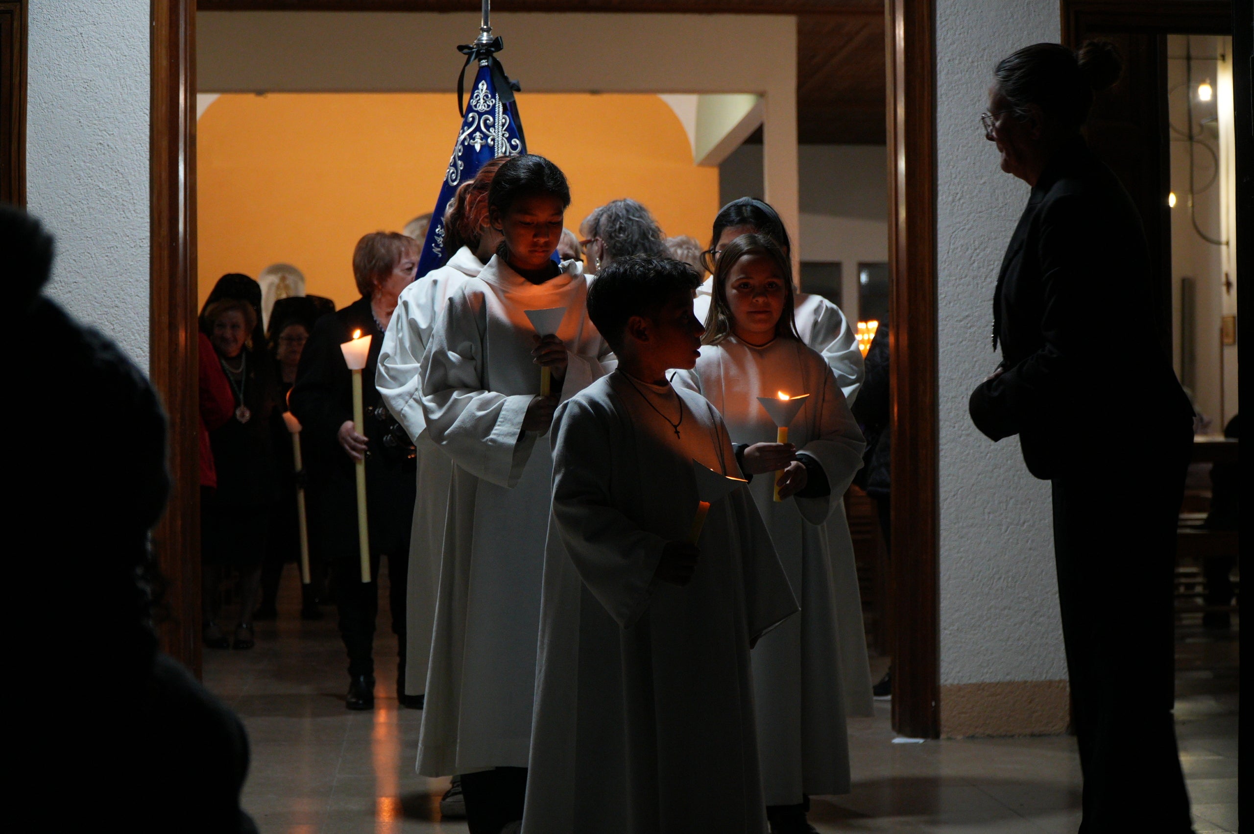 El Divendres de Passió pels carrers de Ca n'Anglada, després de l'ofici a la parròquia de Sant Cristòfol, ha iniciat les nombroses celebracions catòliques de Setmana Santa a Terrassa. El mossèn Miguel Ángel Jaimes Duarte va oficiar al vespre la missa a la parròquia, abans que la confraria de la Hermandad del Nazareno y Dolores sortís en processó amb la Santíssima Verge Nostra Senyora dels Dolors, acompanyats per la banda de música Virgen del Consuelo del Vendrell | Jan Romero