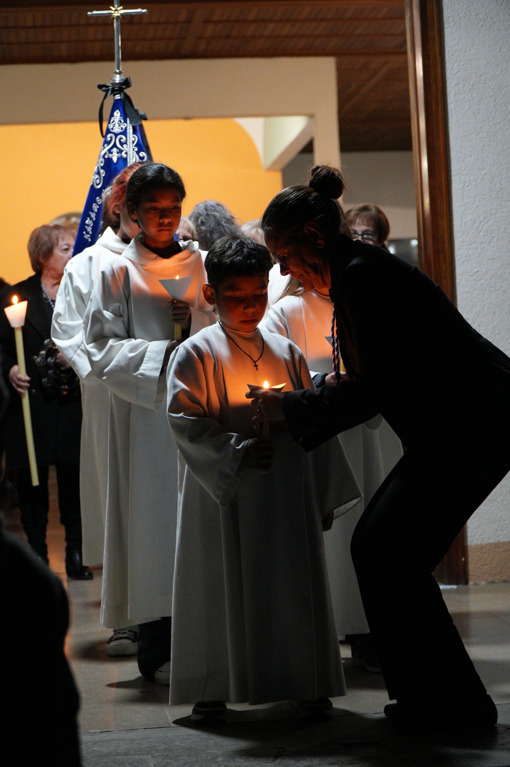 El Divendres de Passió pels carrers de Ca n'Anglada, després de l'ofici a la parròquia de Sant Cristòfol, ha iniciat les nombroses celebracions catòliques de Setmana Santa a Terrassa. El mossèn Miguel Ángel Jaimes Duarte va oficiar al vespre la missa a la parròquia, abans que la confraria de la Hermandad del Nazareno y Dolores sortís en processó amb la Santíssima Verge Nostra Senyora dels Dolors, acompanyats per la banda de música Virgen del Consuelo del Vendrell | Jan Romero