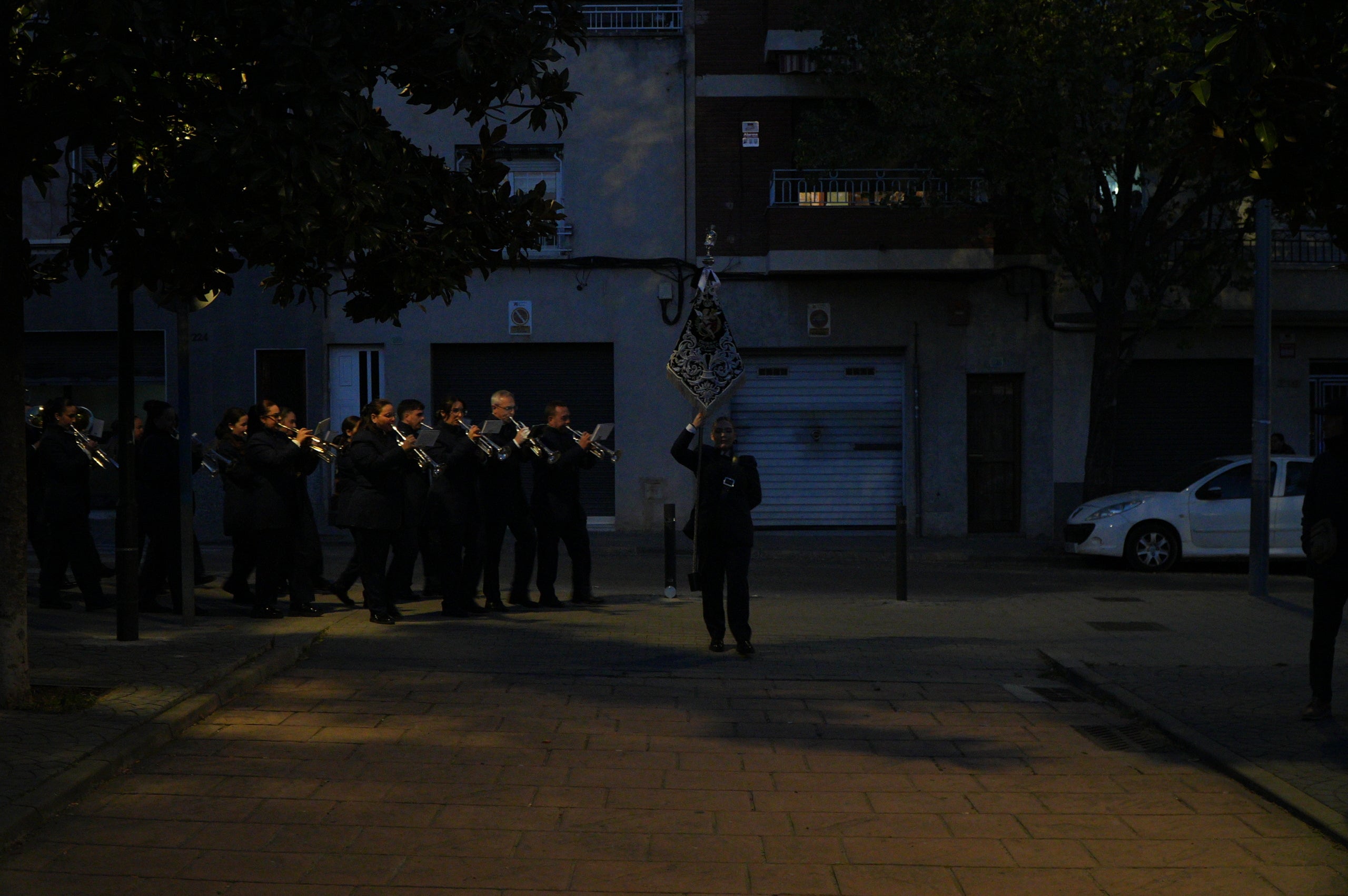 El Divendres de Passió pels carrers de Ca n'Anglada, després de l'ofici a la parròquia de Sant Cristòfol, ha iniciat les nombroses celebracions catòliques de Setmana Santa a Terrassa. El mossèn Miguel Ángel Jaimes Duarte va oficiar al vespre la missa a la parròquia, abans que la confraria de la Hermandad del Nazareno y Dolores sortís en processó amb la Santíssima Verge Nostra Senyora dels Dolors, acompanyats per la banda de música Virgen del Consuelo del Vendrell | Jan Romero