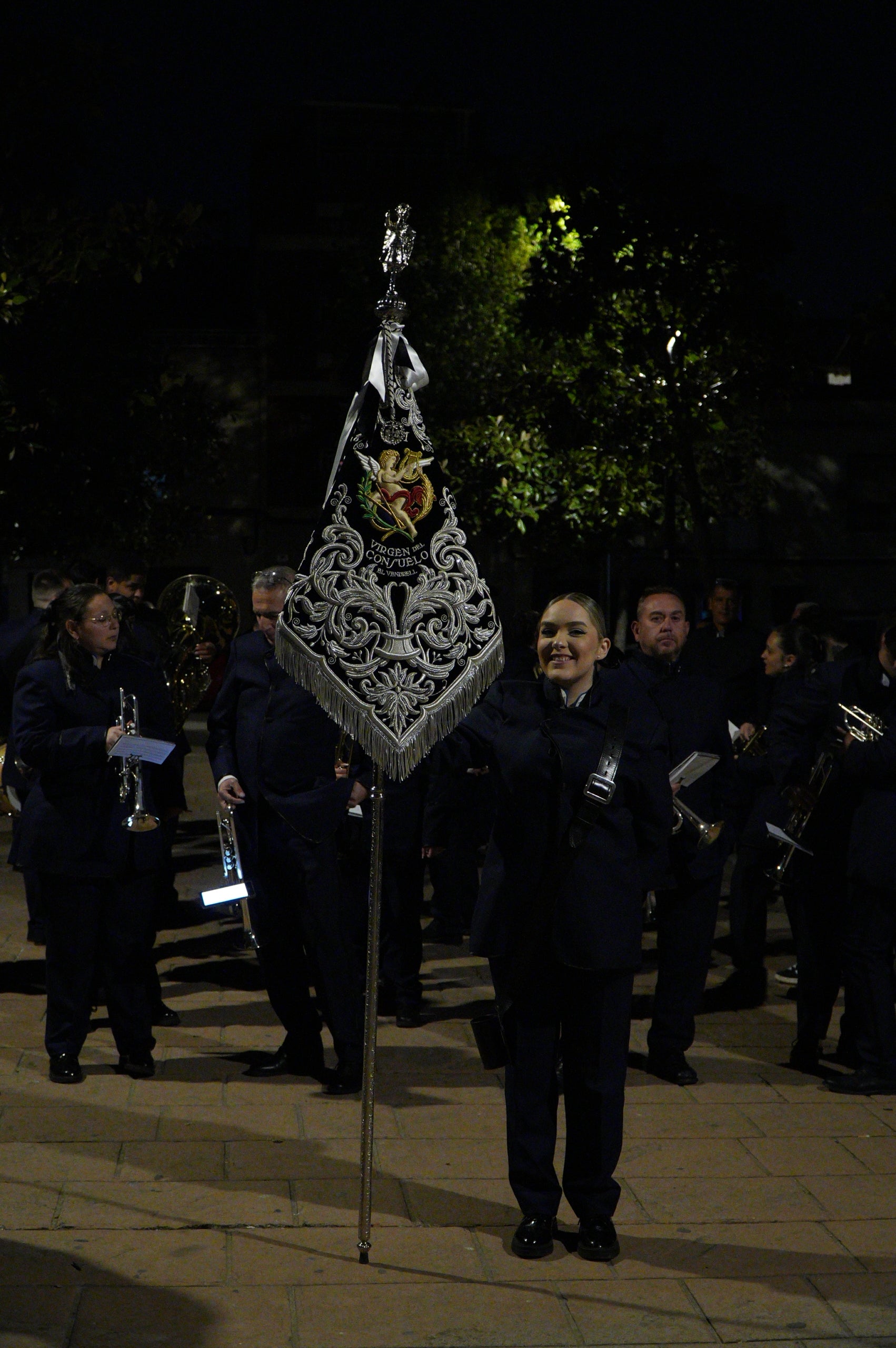 El Divendres de Passió pels carrers de Ca n'Anglada, després de l'ofici a la parròquia de Sant Cristòfol, ha iniciat les nombroses celebracions catòliques de Setmana Santa a Terrassa. El mossèn Miguel Ángel Jaimes Duarte va oficiar al vespre la missa a la parròquia, abans que la confraria de la Hermandad del Nazareno y Dolores sortís en processó amb la Santíssima Verge Nostra Senyora dels Dolors, acompanyats per la banda de música Virgen del Consuelo del Vendrell | Jan Romero