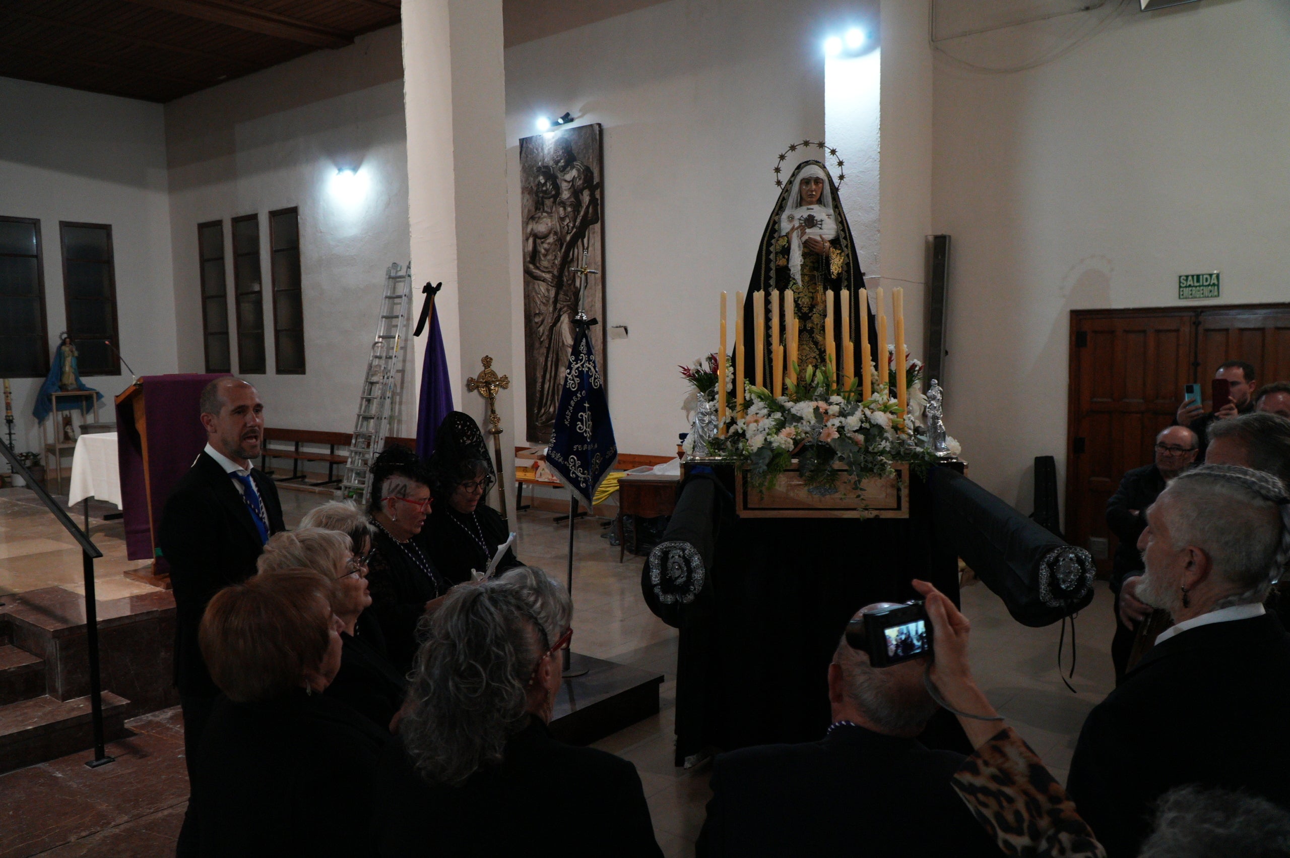 El Divendres de Passió pels carrers de Ca n'Anglada, després de l'ofici a la parròquia de Sant Cristòfol, ha iniciat les nombroses celebracions catòliques de Setmana Santa a Terrassa. El mossèn Miguel Ángel Jaimes Duarte va oficiar al vespre la missa a la parròquia, abans que la confraria de la Hermandad del Nazareno y Dolores sortís en processó amb la Santíssima Verge Nostra Senyora dels Dolors, acompanyats per la banda de música Virgen del Consuelo del Vendrell | Jan Romero