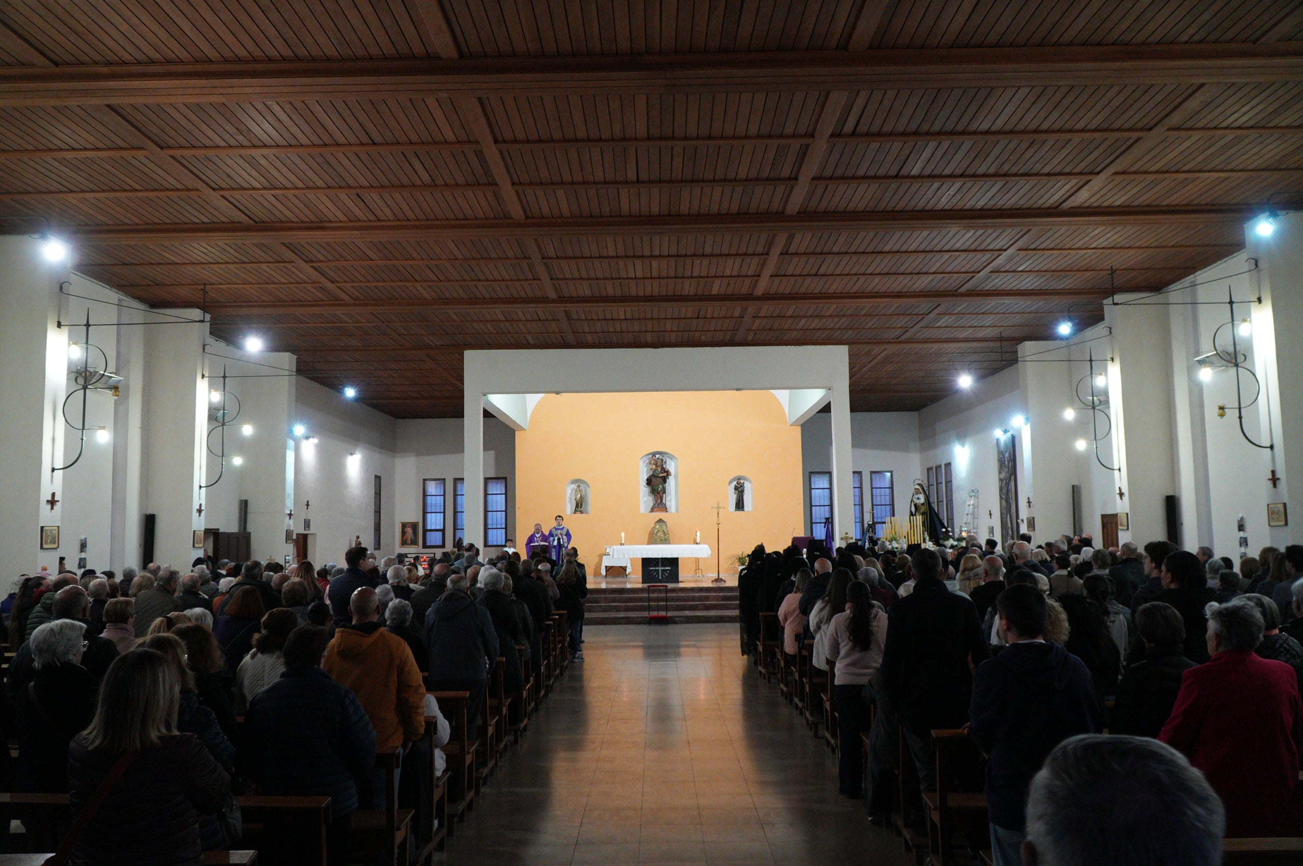 El Divendres de Passió pels carrers de Ca n'Anglada, després de l'ofici a la parròquia de Sant Cristòfol, ha iniciat les nombroses celebracions catòliques de Setmana Santa a Terrassa. El bisbe Salvador Cristau va oficiar al vespre la missa a la parròqui El Divendres de Passió pels carrers de Ca n'Anglada, després de l'ofici a la parròquia de Sant Cristòfol, ha iniciat les nombroses celebracions catòliques de Setmana Santa a Terrassa. El mossèn Miguel Ángel Jaimes Duarte va oficiar al vespre la missa a la parròquia, abans que la confraria de la Hermandad del Nazareno y Dolores sortís en processó amb la Santíssima Verge Nostra Senyora dels Dolors, acompanyats per la banda de música Virgen del Consuelo del Vendrell | Jan Romero