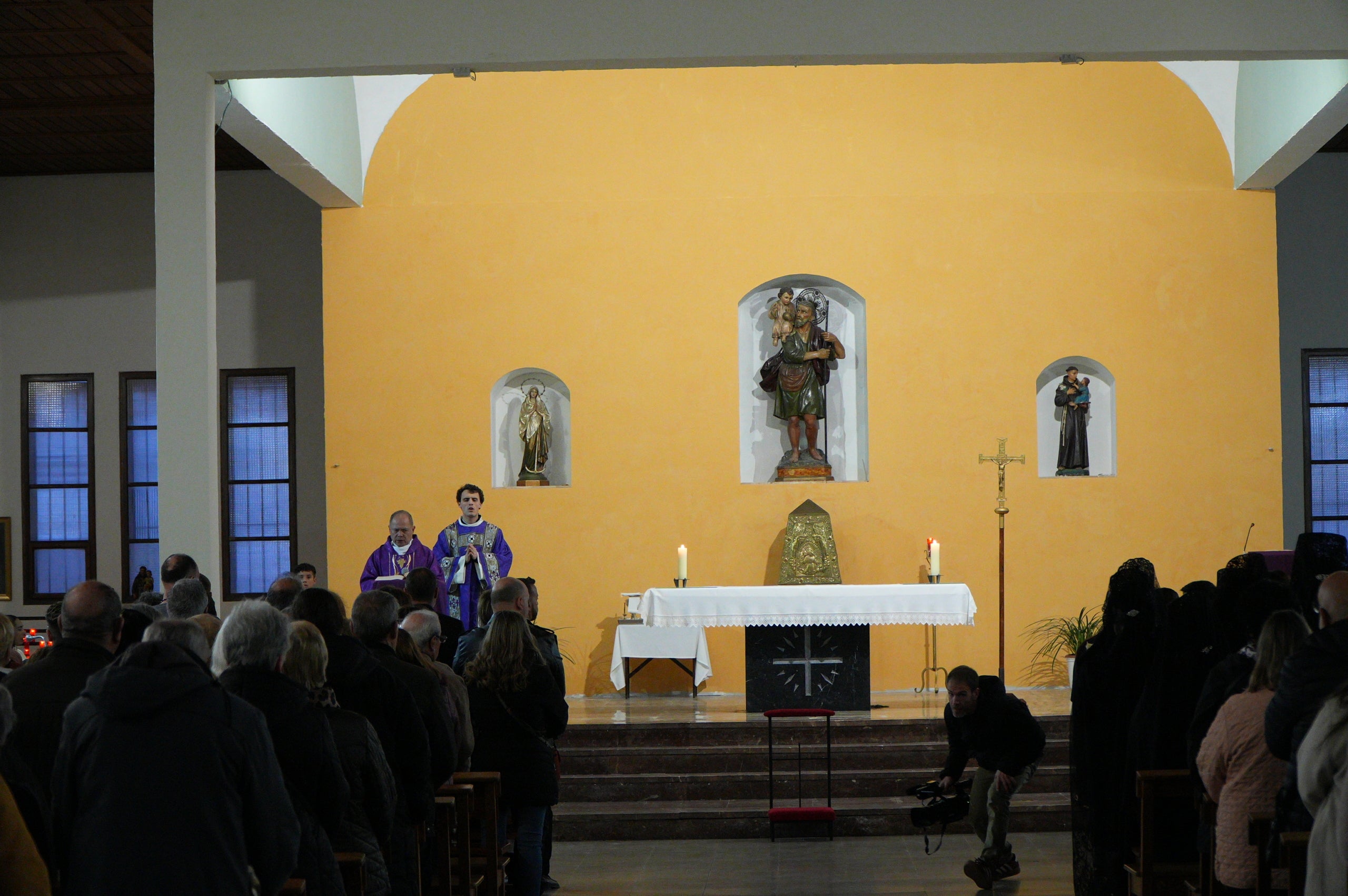 El Divendres de Passió pels carrers de Ca n'Anglada, després de l'ofici a la parròquia de Sant Cristòfol, ha iniciat les nombroses celebracions catòliques de Setmana Santa a Terrassa. El mossèn Miguel Ángel Jaimes Duarte va oficiar al vespre la missa a la parròquia, abans que la confraria de la Hermandad del Nazareno y Dolores sortís en processó amb la Santíssima Verge Nostra Senyora dels Dolors, acompanyats per la banda de música Virgen del Consuelo del Vendrell | Jan Romero