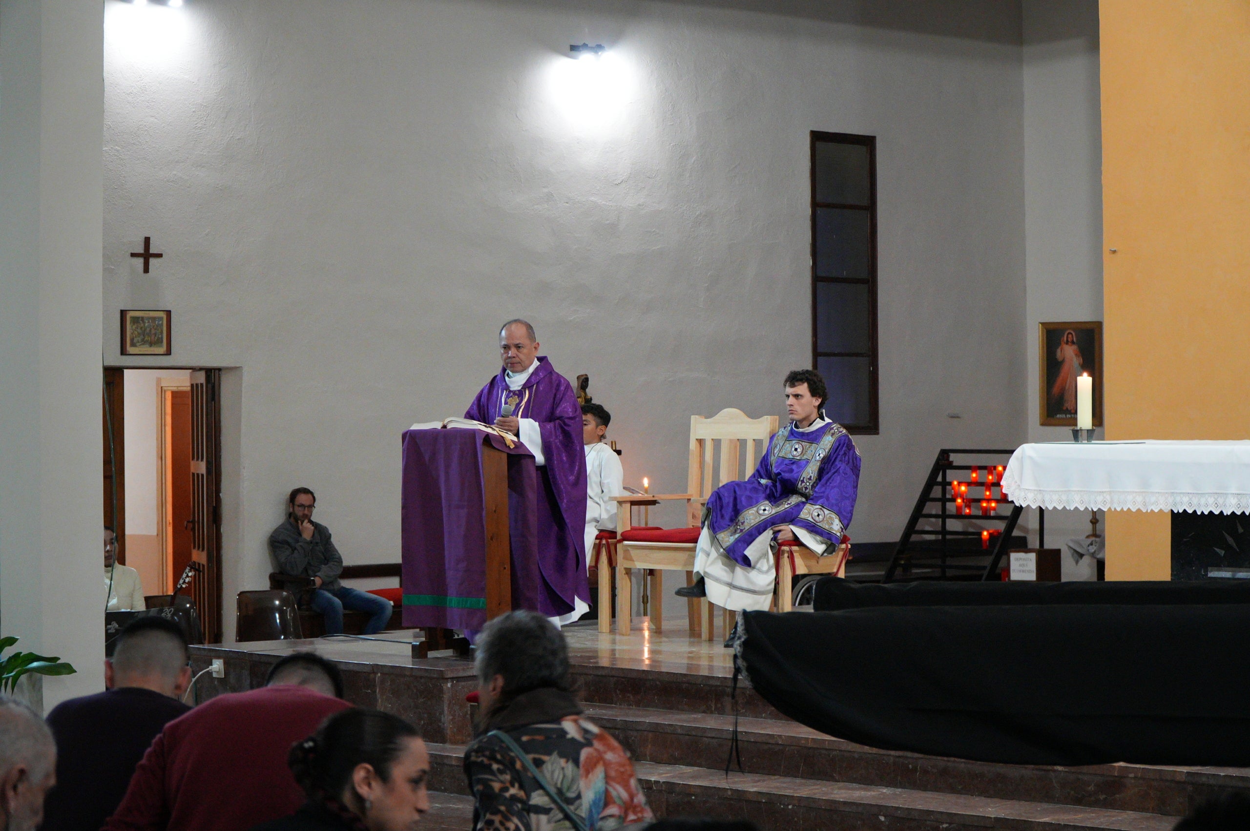 El Divendres de Passió pels carrers de Ca n'Anglada, després de l'ofici a la parròquia de Sant Cristòfol, ha iniciat les nombroses celebracions catòliques de Setmana Santa a Terrassa. El mossèn Miguel Ángel Jaimes Duarte va oficiar al vespre la missa a la parròquia, abans que la confraria de la Hermandad del Nazareno y Dolores sortís en processó amb la Santíssima Verge Nostra Senyora dels Dolors, acompanyats per la banda de música Virgen del Consuelo del Vendrell | Jan Romero