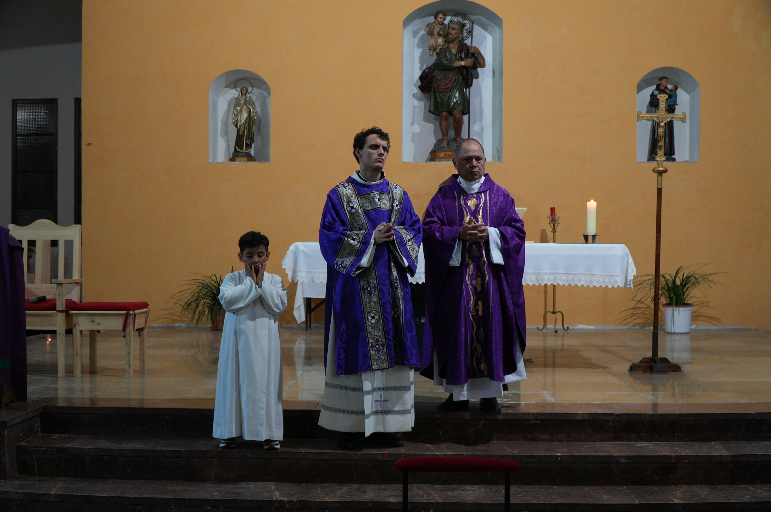 El Divendres de Passió pels carrers de Ca n'Anglada, després de l'ofici a la parròquia de Sant Cristòfol, ha iniciat les nombroses celebracions catòliques de Setmana Santa a Terrassa. El mossèn Miguel Ángel Jaimes Duarte va oficiar al vespre la missa a la parròquia, abans que la confraria de la Hermandad del Nazareno y Dolores sortís en processó amb la Santíssima Verge Nostra Senyora dels Dolors, acompanyats per la banda de música Virgen del Consuelo del Vendrell | Jan Romero
