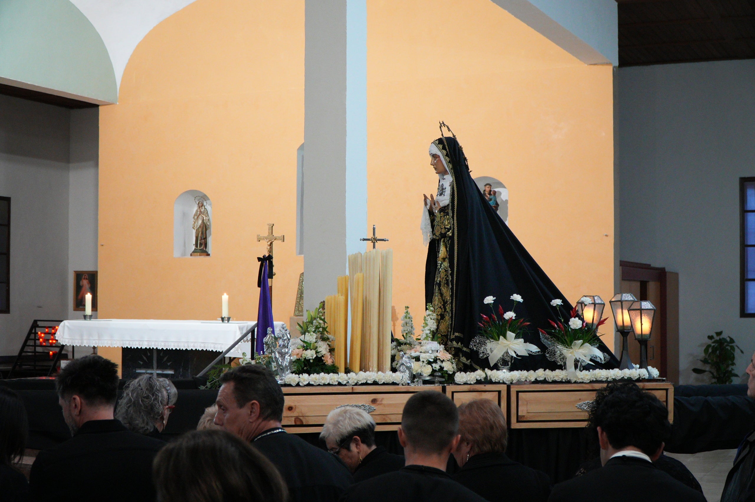 El Divendres de Passió pels carrers de Ca n'Anglada, després de l'ofici a la parròquia de Sant Cristòfol, ha iniciat les nombroses celebracions catòliques de Setmana Santa a Terrassa. El mossèn Miguel Ángel Jaimes Duarte va oficiar al vespre la missa a la parròquia, abans que la confraria de la Hermandad del Nazareno y Dolores sortís en processó amb la Santíssima Verge Nostra Senyora dels Dolors, acompanyats per la banda de música Virgen del Consuelo del Vendrell | Jan Romero