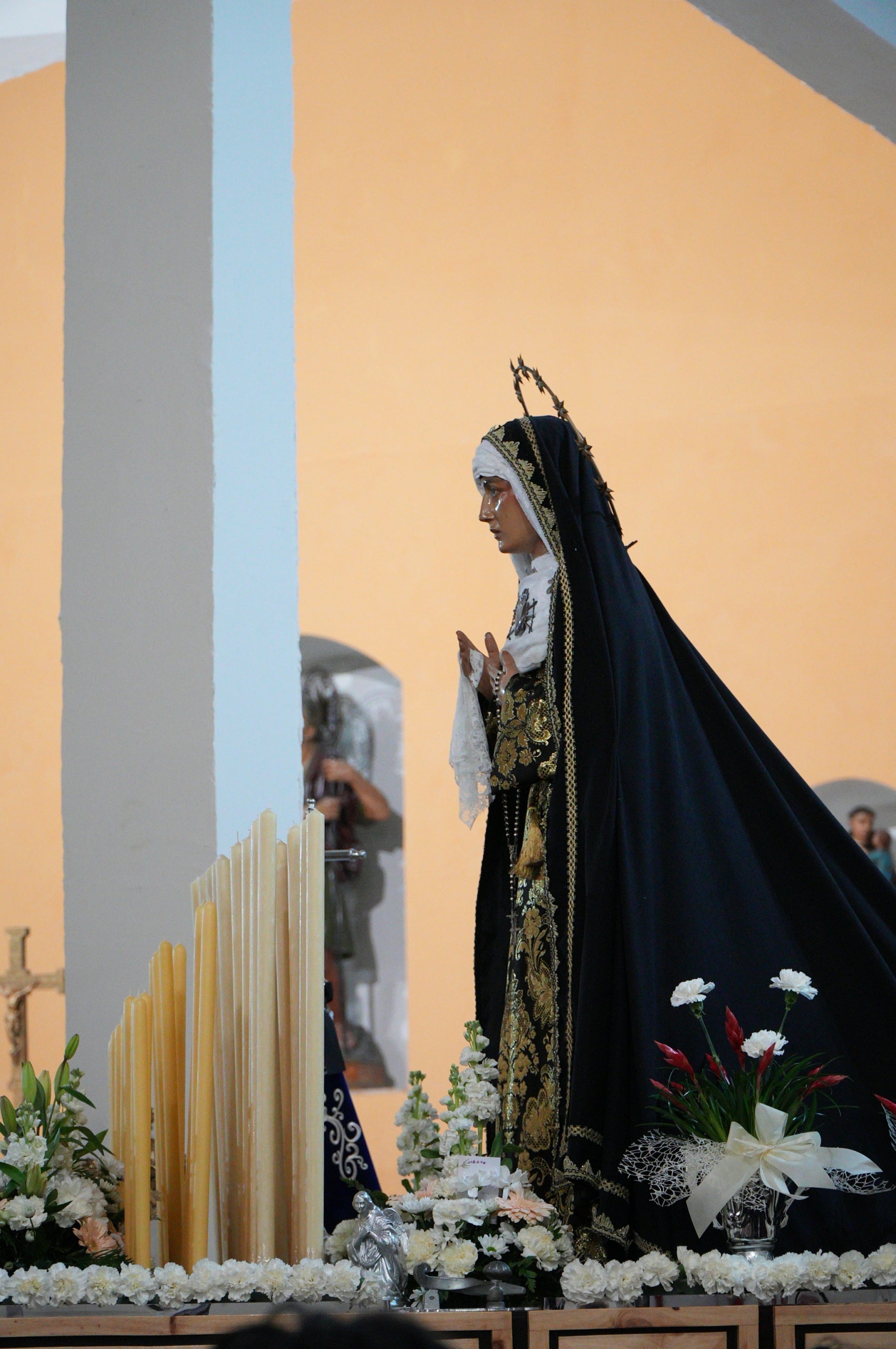 El Divendres de Passió pels carrers de Ca n'Anglada, després de l'ofici a la parròquia de Sant Cristòfol, ha iniciat les nombroses celebracions catòliques de Setmana Santa a Terrassa. El mossèn Miguel Ángel Jaimes Duarte va oficiar al vespre la missa a la parròquia, abans que la confraria de la Hermandad del Nazareno y Dolores sortís en processó amb la Santíssima Verge Nostra Senyora dels Dolors, acompanyats per la banda de música Virgen del Consuelo del Vendrell | Jan Romero