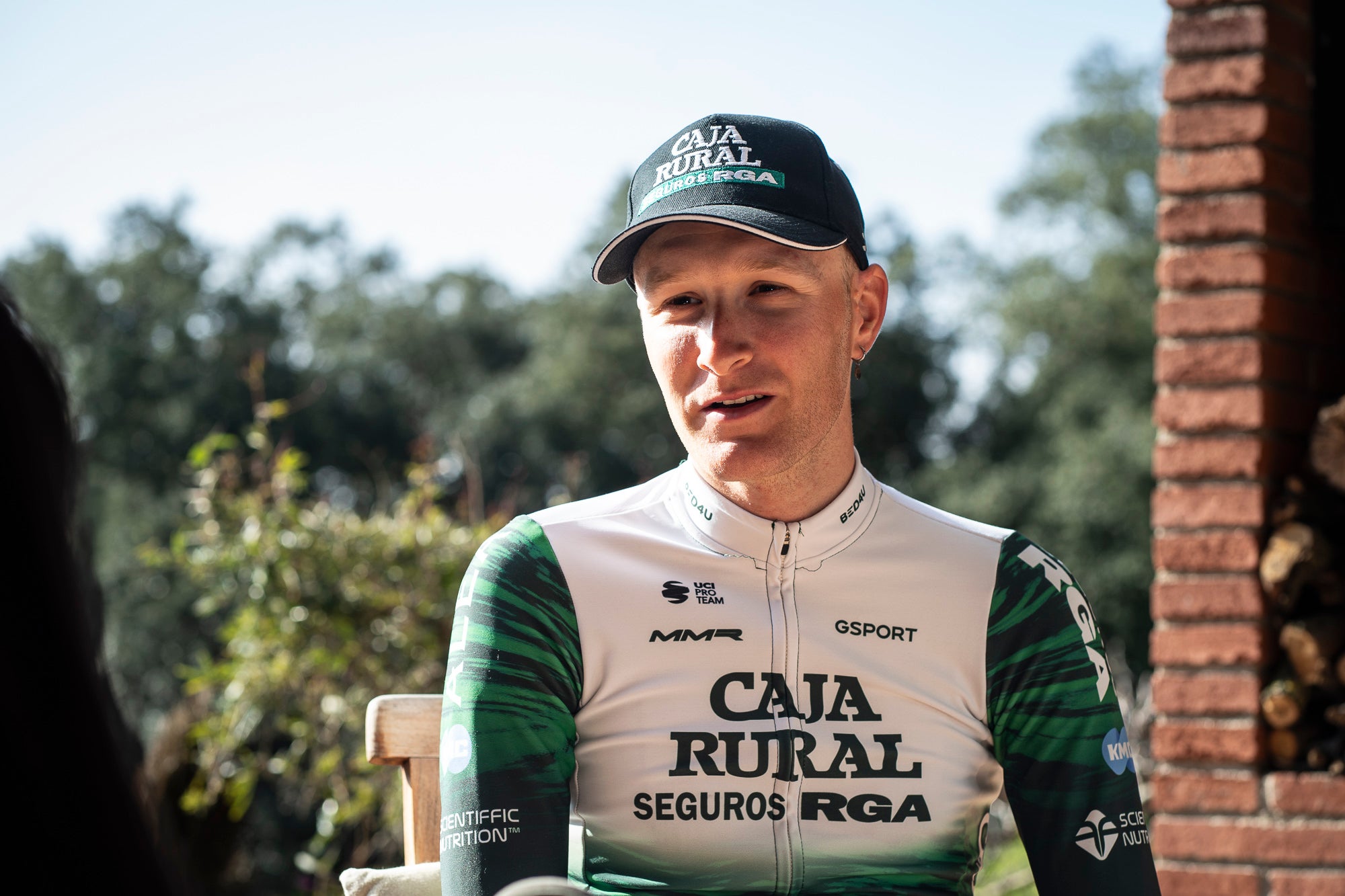 El ciclista Abel Balderstone, del Caja Rural, a la casa familiar de la urbanització de Ca n'Amat d'Ullastrell el març passat | Mireia Comas