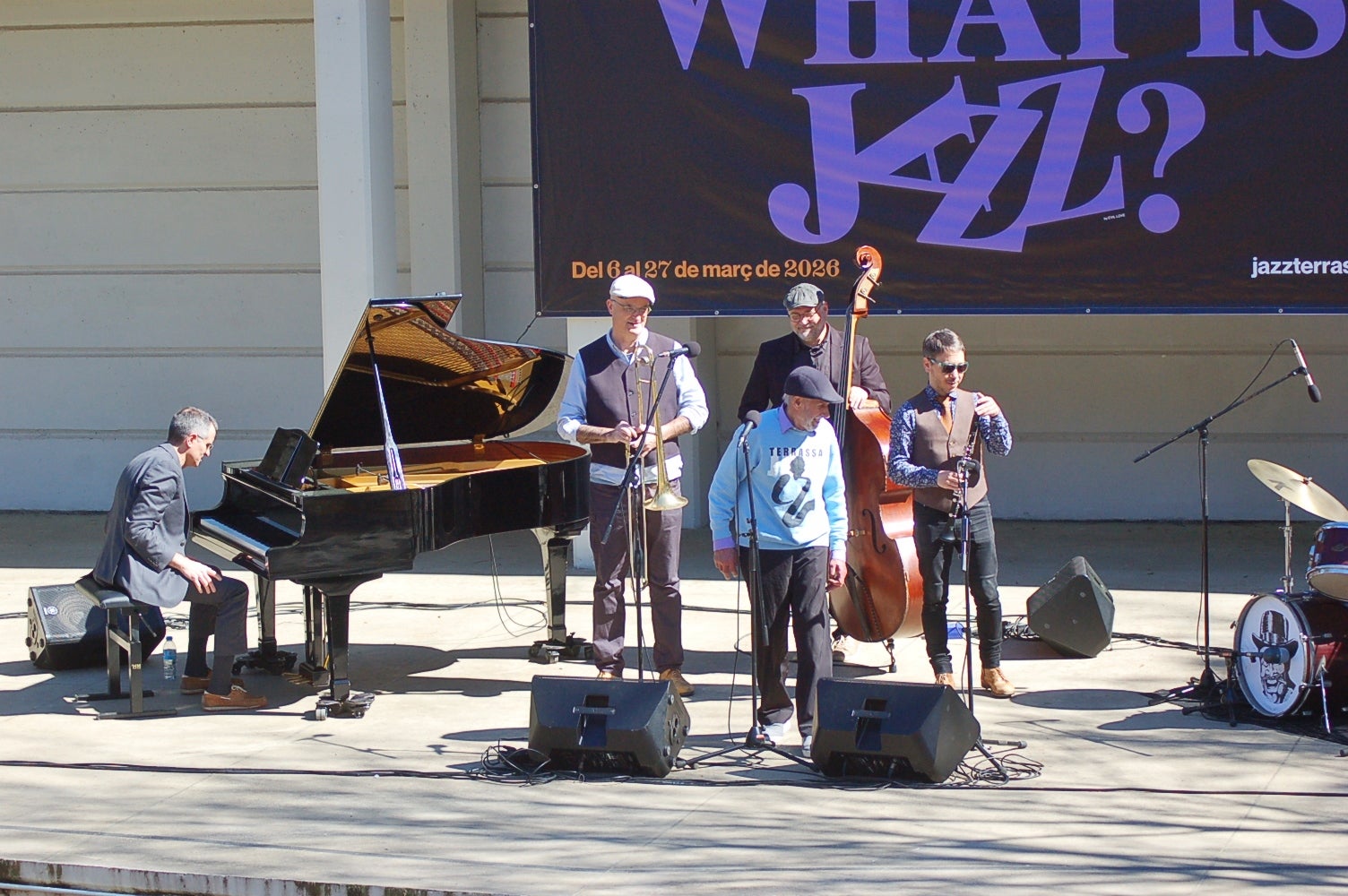 Actuació de New Old Cats Swing a l'amfiteatre del Parc de Sant Jordi amb Òscar Font, al trombó; Juli Aymí, al clarinet; Xavier Algans, al piano; Artur Regada, al contrabaix; i Adrià Font, a la bateria. Aquest concert s'ha emmarcat en el 45è Festival Jazz Terrassa | Ramon Navarro