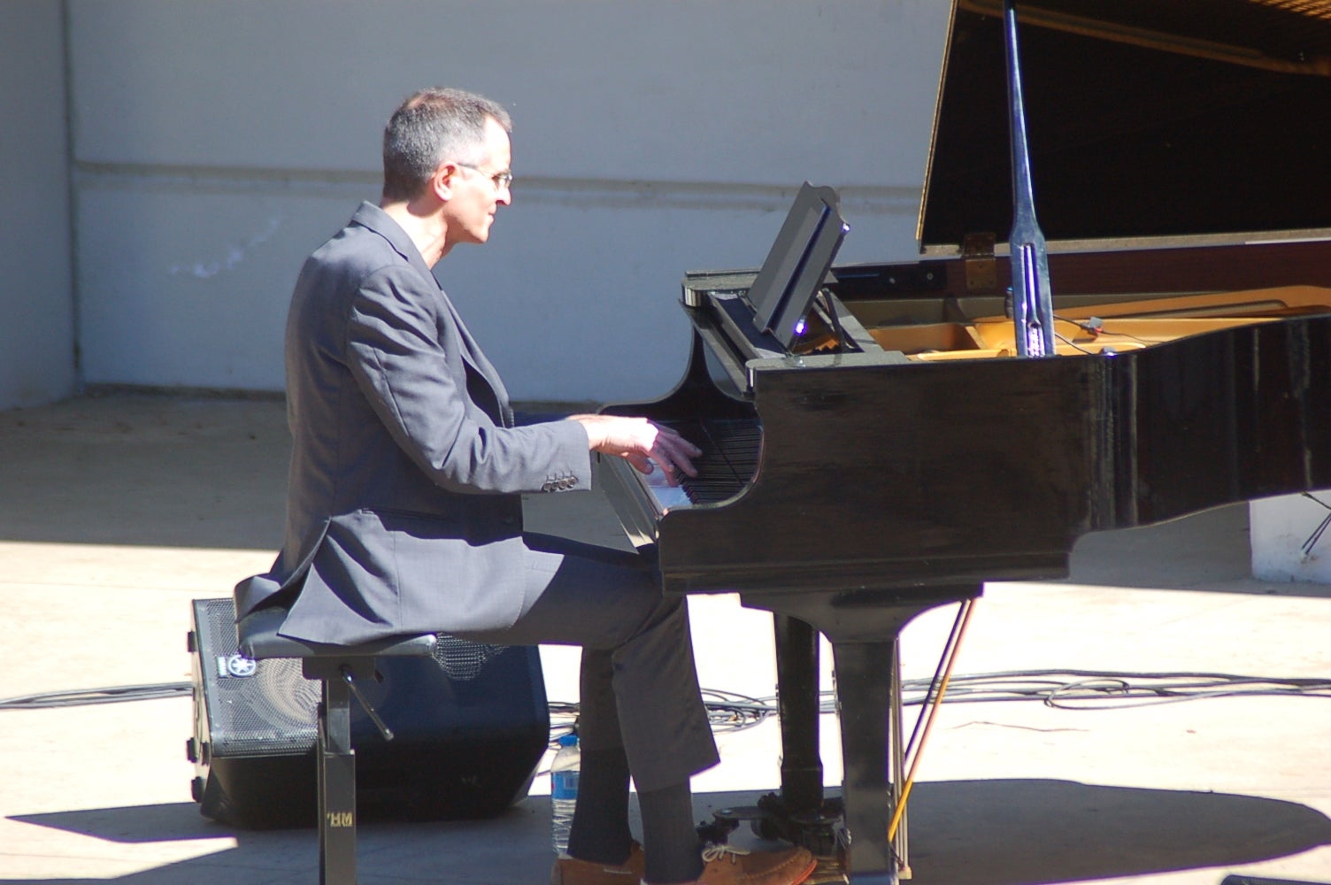 Actuació de New Old Cats Swing a l'amfiteatre del Parc de Sant Jordi amb Òscar Font, al trombó; Juli Aymí, al clarinet; Xavier Algans, al piano; Artur Regada, al contrabaix; i Adrià Font, a la bateria. Aquest concert s'ha emmarcat en el 45è Festival Jazz Terrassa | Ramon Navarro