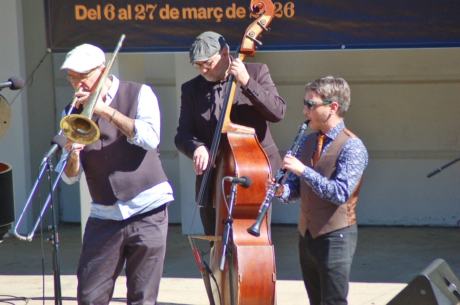 Actuació de New Old Cats Swing a l'amfiteatre del Parc de Sant Jordi amb Òscar Font, al trombó; Juli Aymí, al clarinet; Xavier Algans, al piano; Artur Regada, al contrabaix; i Adrià Font, a la bateria. Aquest concert s'ha emmarcat en el 45è Festival Jazz Terrassa | Ramon Navarro