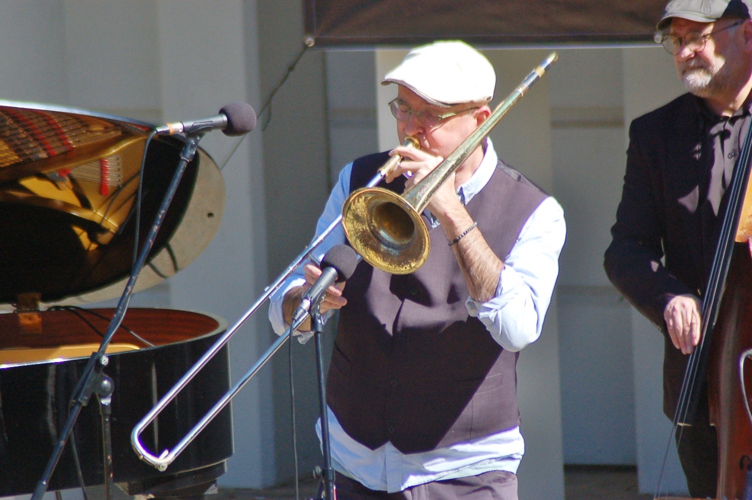 Actuació de New Old Cats Swing a l'amfiteatre del Parc de Sant Jordi amb Òscar Font, al trombó; Juli Aymí, al clarinet; Xavier Algans, al piano; Artur Regada, al contrabaix; i Adrià Font, a la bateria. Aquest concert s'ha emmarcat en el 45è Festival Jazz Terrassa | Ramon Navarro