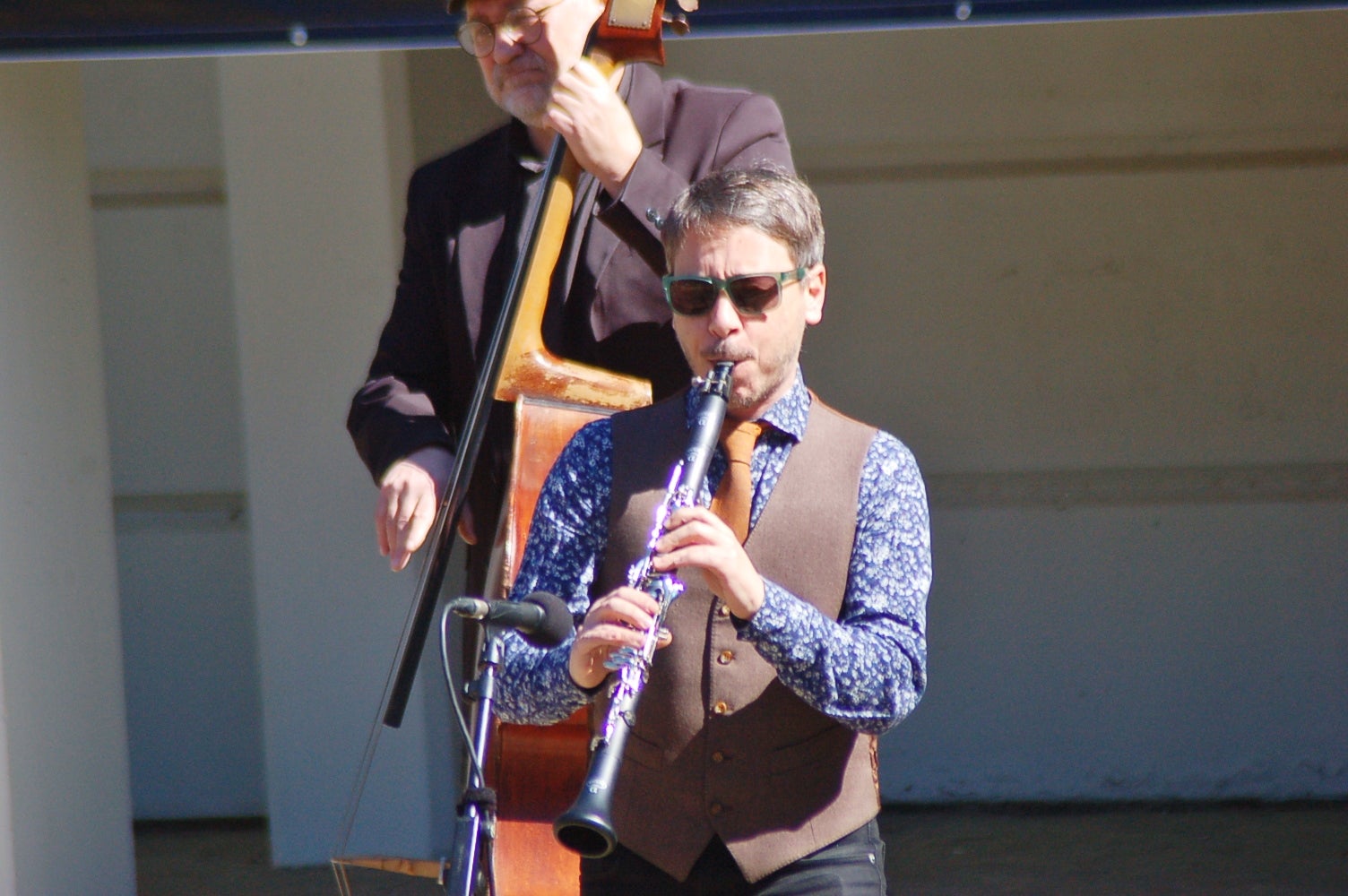 Actuació de New Old Cats Swing a l'amfiteatre del Parc de Sant Jordi amb Òscar Font, al trombó; Juli Aymí, al clarinet; Xavier Algans, al piano; Artur Regada, al contrabaix; i Adrià Font, a la bateria. Aquest concert s'ha emmarcat en el 45è Festival Jazz Terrassa | Ramon Navarro