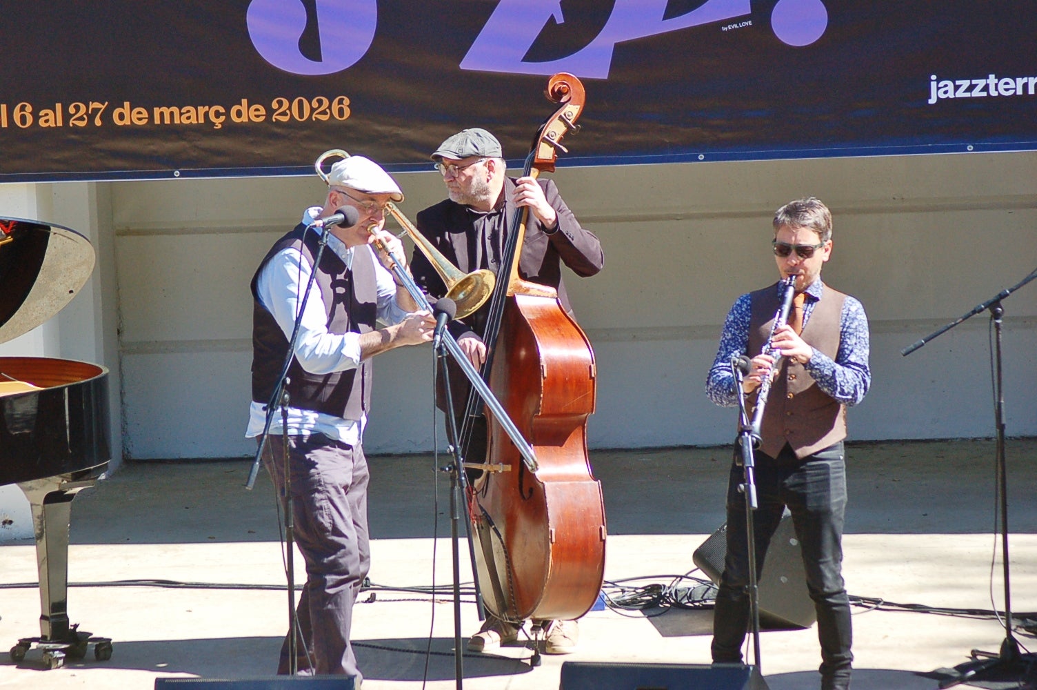 Actuació de New Old Cats Swing a l'amfiteatre del Parc de Sant Jordi amb Òscar Font, al trombó; Juli Aymí, al clarinet; Xavier Algans, al piano; Artur Regada, al contrabaix; i Adrià Font, a la bateria. Aquest concert s'ha emmarcat en el 45è Festival Jazz Terrassa | Ramon Navarro