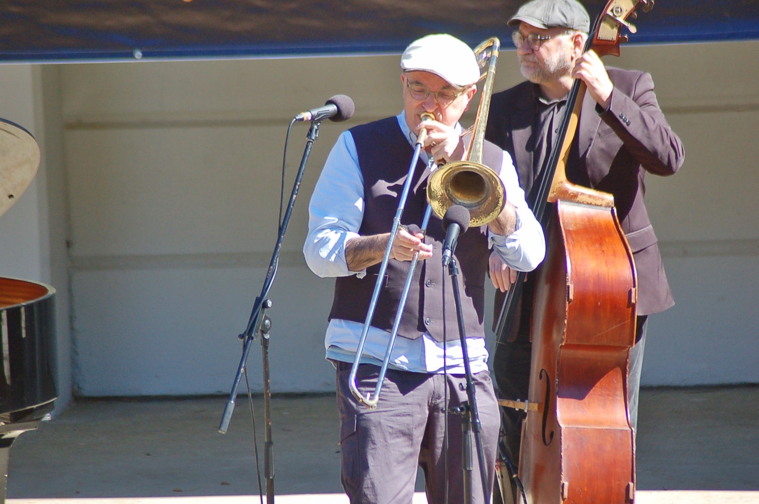 Actuació de New Old Cats Swing a l'amfiteatre del Parc de Sant Jordi amb Òscar Font, al trombó; Juli Aymí, al clarinet; Xavier Algans, al piano; Artur Regada, al contrabaix; i Adrià Font, a la bateria. Aquest concert s'ha emmarcat en el 45è Festival Jazz Terrassa | Ramon Navarro