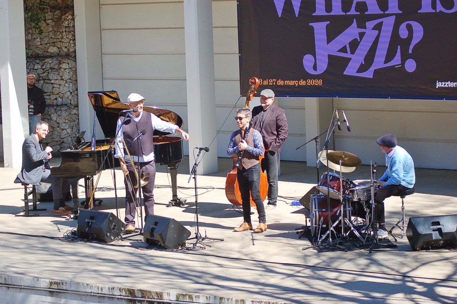 Actuació de New Old Cats Swing a l'amfiteatre del Parc de Sant Jordi amb Òscar Font, al trombó; Juli Aymí, al clarinet; Xavier Algans, al piano; Artur Regada, al contrabaix; i Adrià Font, a la bateria. Aquest concert s'ha emmarcat en el 45è Festival Jazz Terrassa | Ramon Navarro
