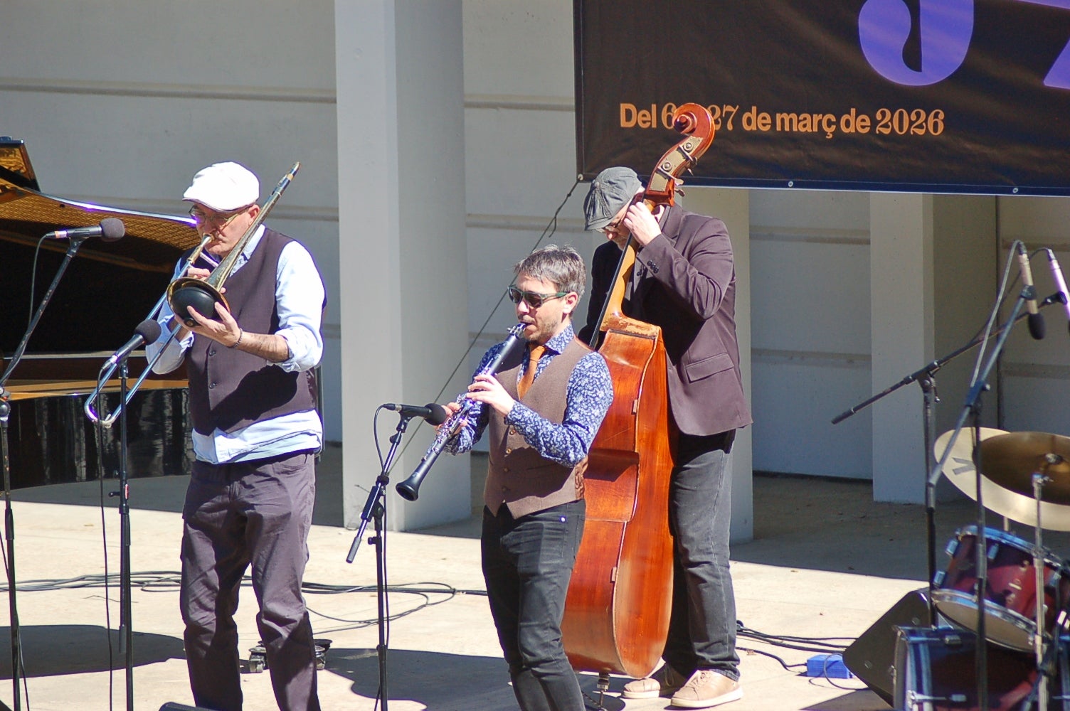 Actuació de New Old Cats Swing a l'amfiteatre del Parc de Sant Jordi amb Òscar Font, al trombó; Juli Aymí, al clarinet; Xavier Algans, al piano; Artur Regada, al contrabaix; i Adrià Font, a la bateria. Aquest concert s'ha emmarcat en el 45è Festival Jazz Terrassa | Ramon Navarro