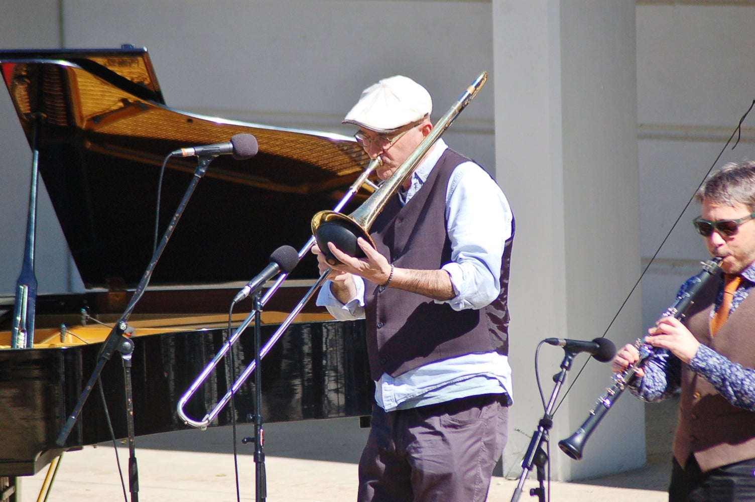 Actuació de New Old Cats Swing a l'amfiteatre del Parc de Sant Jordi amb Òscar Font, al trombó; Juli Aymí, al clarinet; Xavier Algans, al piano; Artur Regada, al contrabaix; i Adrià Font, a la bateria. Aquest concert s'ha emmarcat en el 45è Festival Jazz Terrassa | Ramon Navarro