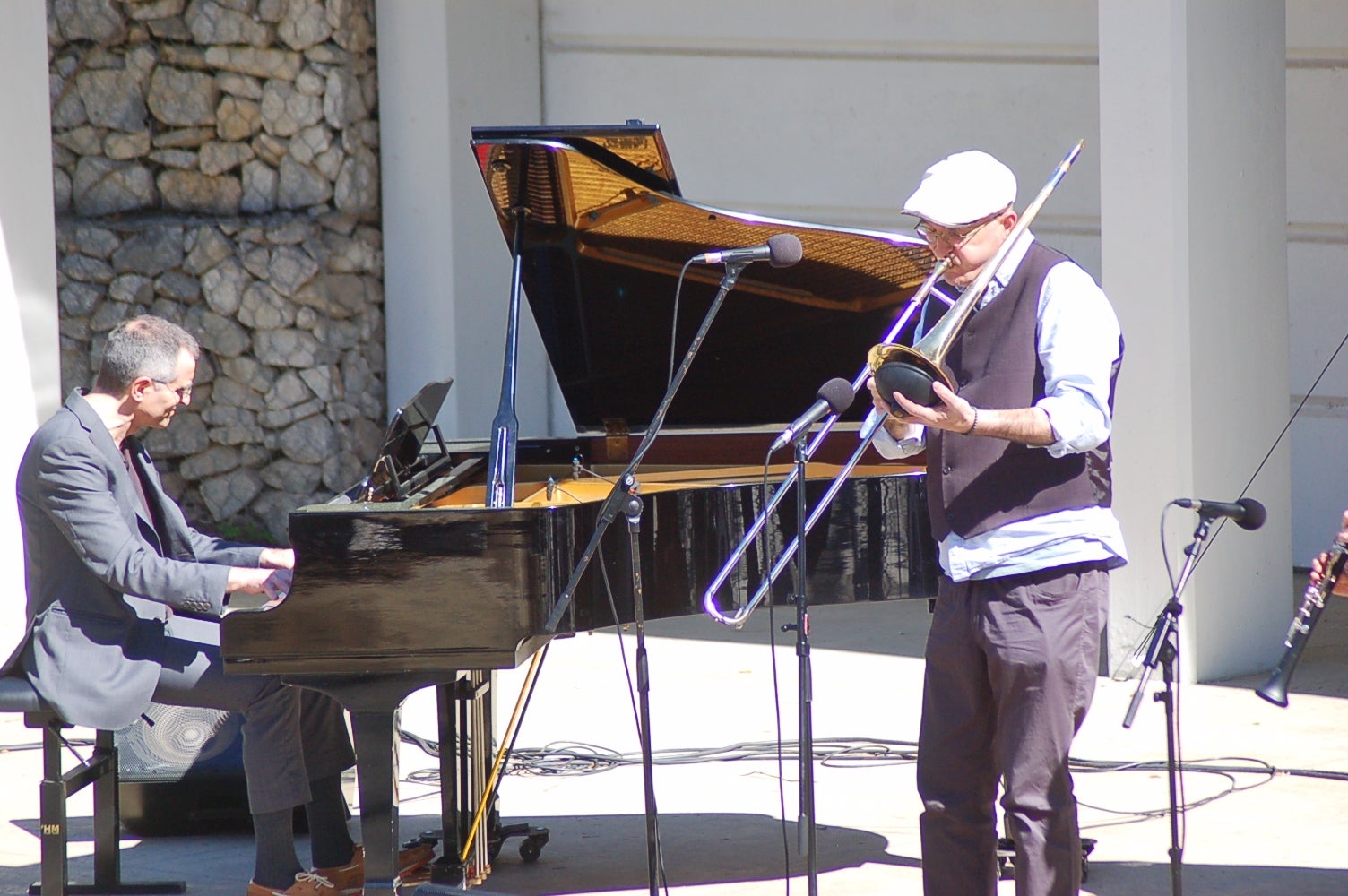 Actuació de New Old Cats Swing a l'amfiteatre del Parc de Sant Jordi amb Òscar Font, al trombó; Juli Aymí, al clarinet; Xavier Algans, al piano; Artur Regada, al contrabaix; i Adrià Font, a la bateria. Aquest concert s'ha emmarcat en el 45è Festival Jazz Terrassa | Ramon Navarro