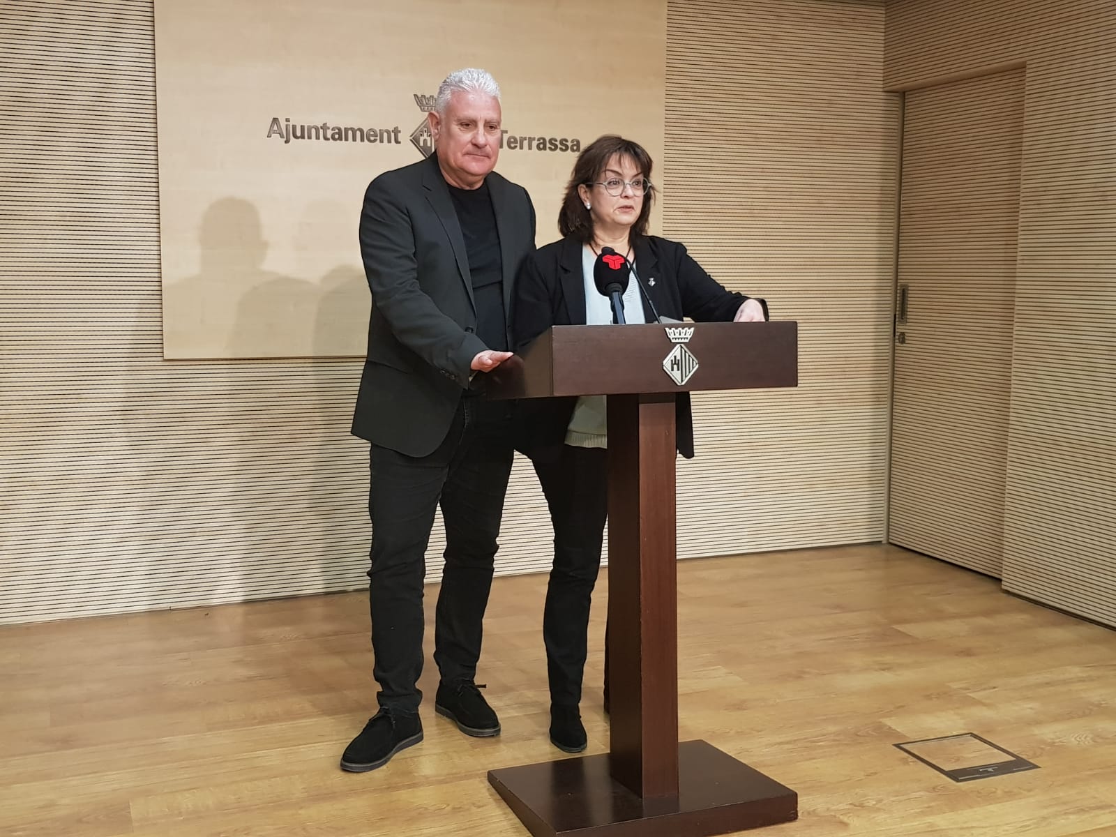 Joan Carles Folia, organitzador del Congrés Educar en el segle XXI, amb la tinenta d'alcalde Meritxell Lluís | Lluïsa Tarrida
