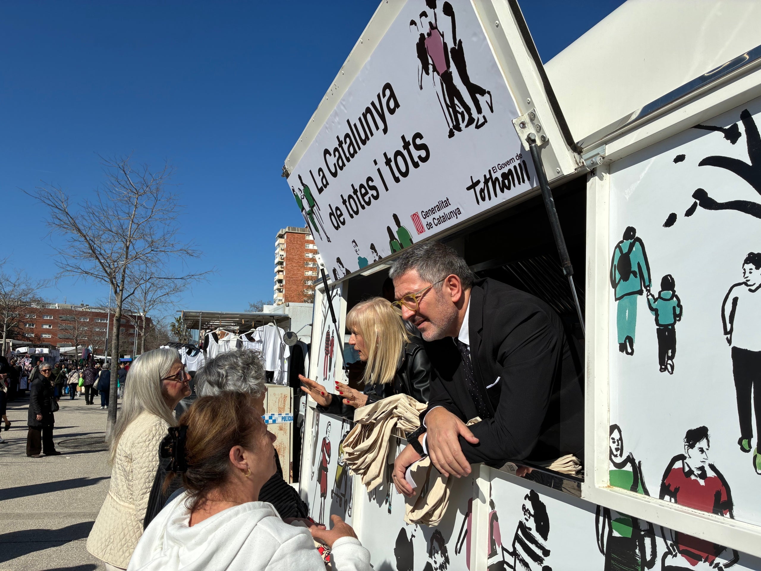 El conseller d'Empresa, Miquel Sàmper, i la delegada territorial del Govern a Barcelona, Pilar Díaz, a la camioneta d'informació de la Generalitat situada aquest dimecres al Mercadal de Martí l'Humà de Terrassa | Vicenç Batalla
