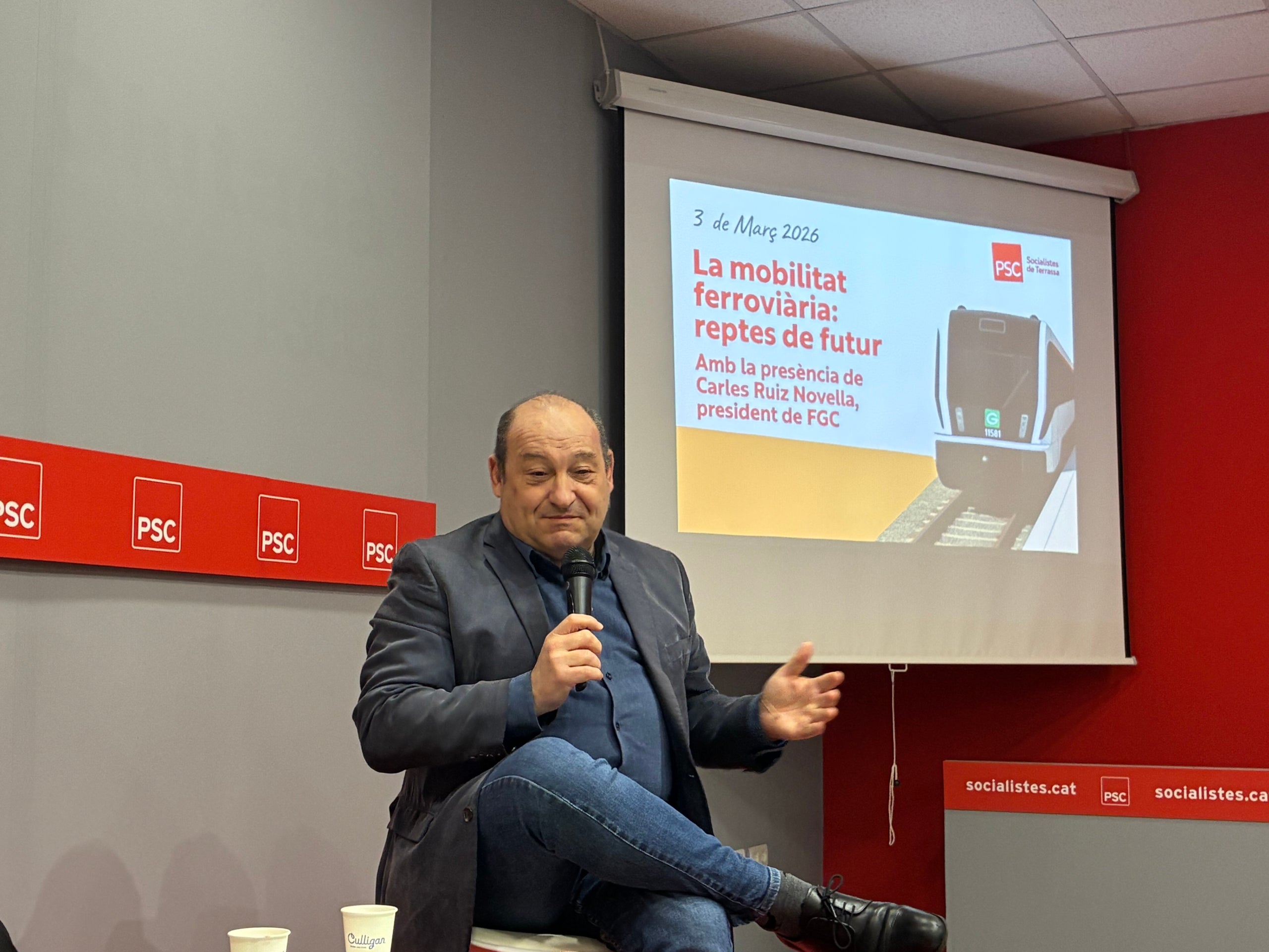 El president dels Ferrocarrils de la Generalitat de Catalunya (FGC), Carles Ruiz Novella, en una trobada aquest dimarts a la seu del PSC de Terrassa | Vicenç Batalla