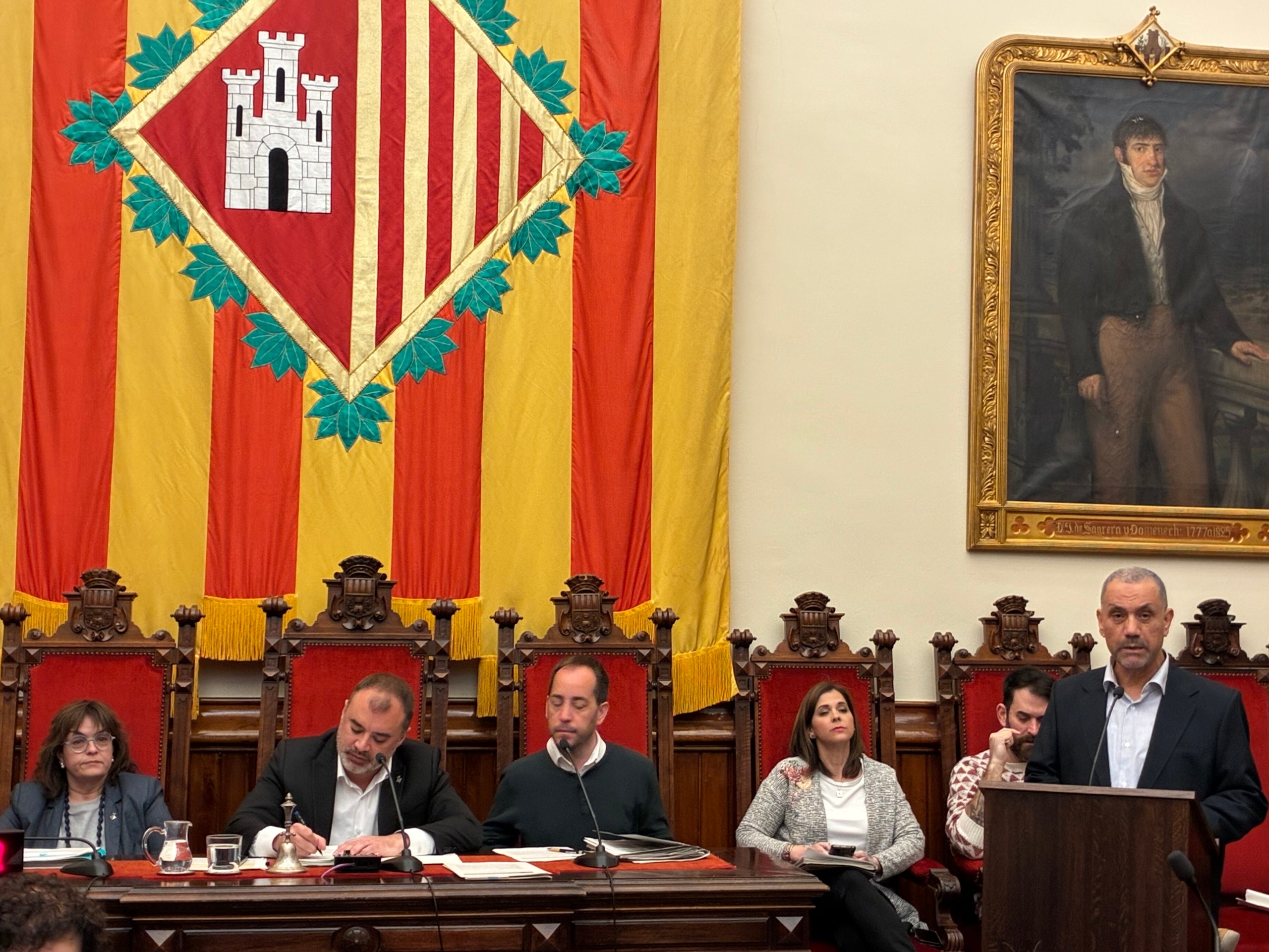 El síndic de greuges de Terrassa, Mustapha Ben El Fassi, exposant el seu informe del 2025 al ple municipal de març | Vicenç Batalla