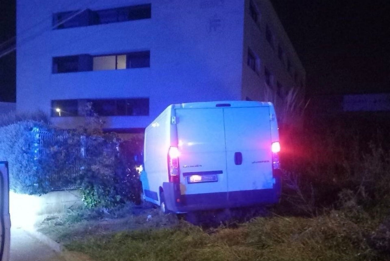 La furgoneta robada va estavellar-se contra un mur a Terrassa | Mossos
