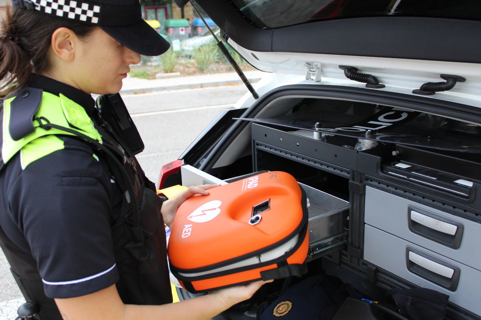 Una agent de la Policia Municipal de Terrassa amb el DEA | PMT