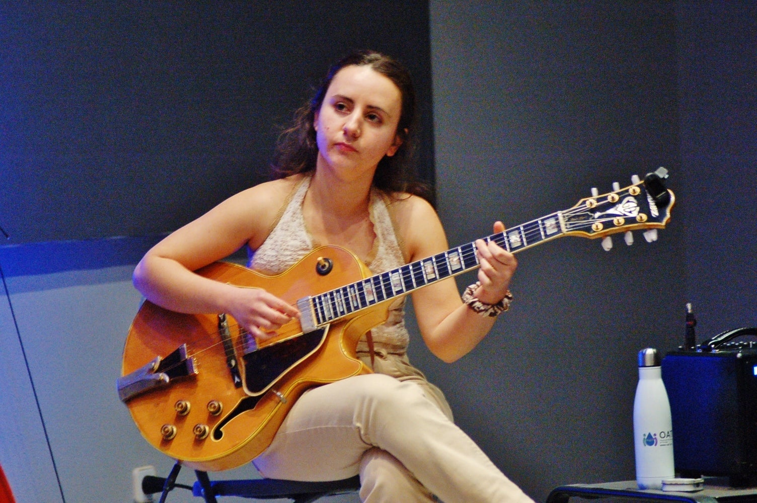 El 45 Festival de Jazz de Terrassa està en marxa des de divendres passat (i fins al 26 de març) i, a part dels concerts de renom a la Nova Jazz Cava, també han començat les actuacions gratuïtes en diferents espais de la ciutat. La pluja va obligar a desplaçar els concerts a l'aire lliure també a la Nova Jazz Cava el cap de setmana, però al Museu Nacional de la Ciència i la Tècnica de Catalunya (MNACTEC) sí que va poder encabir diumenge al migdia el 'Tea for Three' de Belén Bandera & Carla Motis amb el veterà contrabaixista Horacio Fumero de convidat. Les joves barcelonines Bandera, a la veu, i Motis, a la guitarra, còmplices amb la renovació del estàndars del jazz, es van fusionar amb la saviesa d'un vell gat com és l'argentí Fumero. La selecció es completa amb una de les imatges a la Nova Jazz Cava del concert inaugural Oriol Vallès & Irene Reig Quintet, uns altres representants de les noves generacions | Ramon Navarro