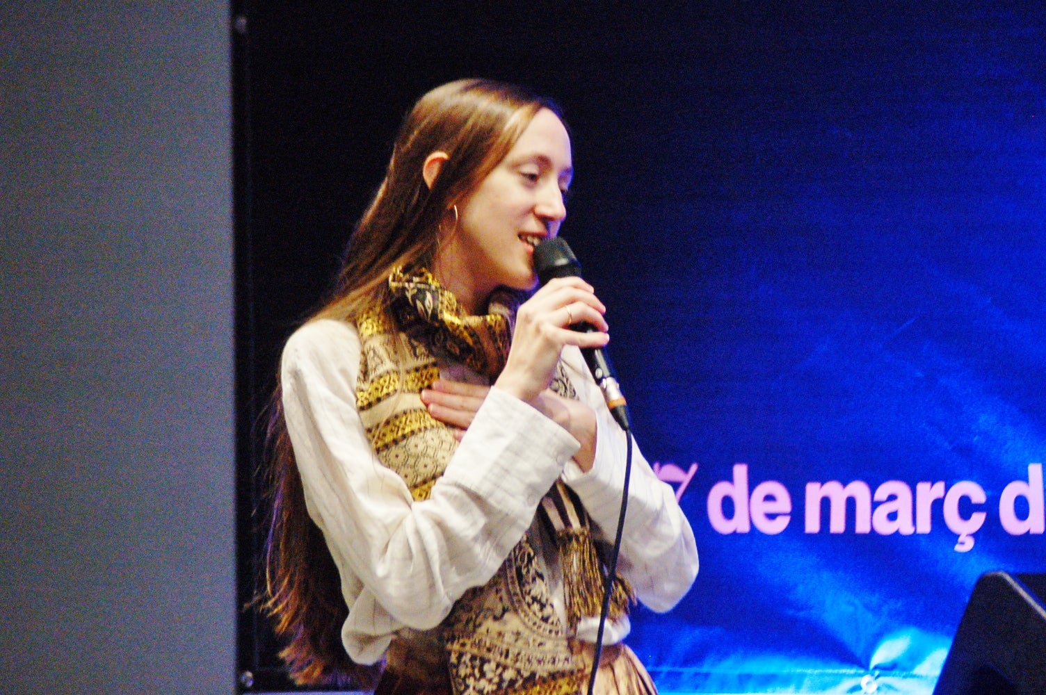 El 45 Festival de Jazz de Terrassa està en marxa des de divendres passat (i fins al 26 de març) i, a part dels concerts de renom a la Nova Jazz Cava, també han començat les actuacions gratuïtes en diferents espais de la ciutat. La pluja va obligar a desplaçar els concerts a l'aire lliure també a la Nova Jazz Cava el cap de setmana, però al Museu Nacional de la Ciència i la Tècnica de Catalunya (MNACTEC) sí que va poder encabir diumenge al migdia el 'Tea for Three' de Belén Bandera & Carla Motis amb el veterà contrabaixista Horacio Fumero de convidat. Les joves barcelonines Bandera, a la veu, i Motis, a la guitarra, còmplices amb la renovació del estàndars del jazz, es van fusionar amb la saviesa d'un vell gat com és l'argentí Fumero. La selecció es completa amb una de les imatges a la Nova Jazz Cava del concert inaugural Oriol Vallès & Irene Reig Quintet, uns altres representants de les noves generacions | Ramon Navarro