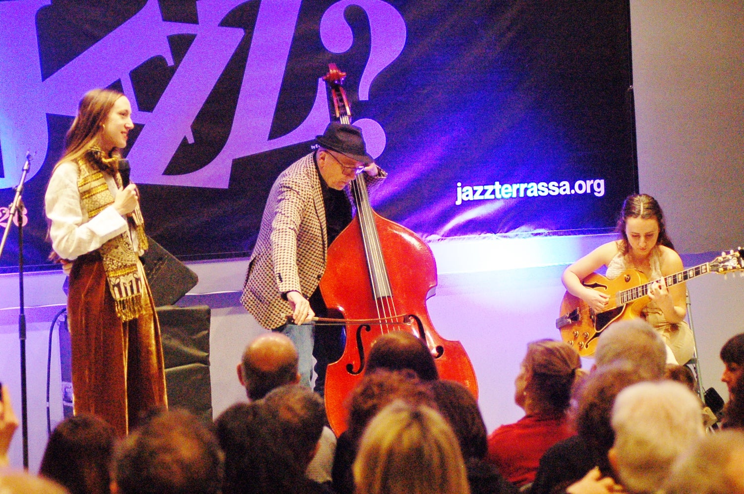 El 45 Festival de Jazz de Terrassa està en marxa des de divendres passat (i fins al 26 de març) i, a part dels concerts de renom a la Nova Jazz Cava, també han començat les actuacions gratuïtes en diferents espais de la ciutat. La pluja va obligar a desplaçar els concerts a l'aire lliure també a la Nova Jazz Cava el cap de setmana, però al Museu Nacional de la Ciència i la Tècnica de Catalunya (MNACTEC) sí que va poder encabir diumenge al migdia el 'Tea for Three' de Belén Bandera & Carla Motis amb el veterà contrabaixista Horacio Fumero de convidat. Les joves barcelonines Bandera, a la veu, i Motis, a la guitarra, còmplices amb la renovació del estàndars del jazz, es van fusionar amb la saviesa d'un vell gat com és l'argentí Fumero. La selecció es completa amb una de les imatges a la Nova Jazz Cava del concert inaugural Oriol Vallès & Irene Reig Quintet, uns altres representants de les noves generacions | Ramon Navarro