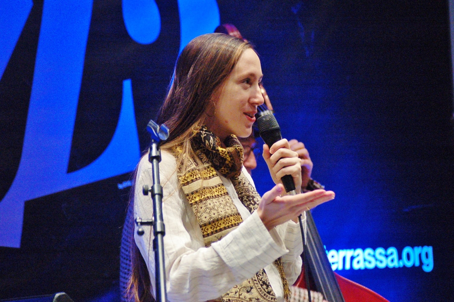 El 45 Festival de Jazz de Terrassa està en marxa des de divendres passat (i fins al 26 de març) i, a part dels concerts de renom a la Nova Jazz Cava, també han començat les actuacions gratuïtes en diferents espais de la ciutat. La pluja va obligar a desplaçar els concerts a l'aire lliure també a la Nova Jazz Cava el cap de setmana, però al Museu Nacional de la Ciència i la Tècnica de Catalunya (MNACTEC) sí que va poder encabir diumenge al migdia el 'Tea for Three' de Belén Bandera & Carla Motis amb el veterà contrabaixista Horacio Fumero de convidat. Les joves barcelonines Bandera, a la veu, i Motis, a la guitarra, còmplices amb la renovació del estàndars del jazz, es van fusionar amb la saviesa d'un vell gat com és l'argentí Fumero. La selecció es completa amb una de les imatges a la Nova Jazz Cava del concert inaugural Oriol Vallès & Irene Reig Quintet, uns altres representants de les noves generacions | Ramon Navarro