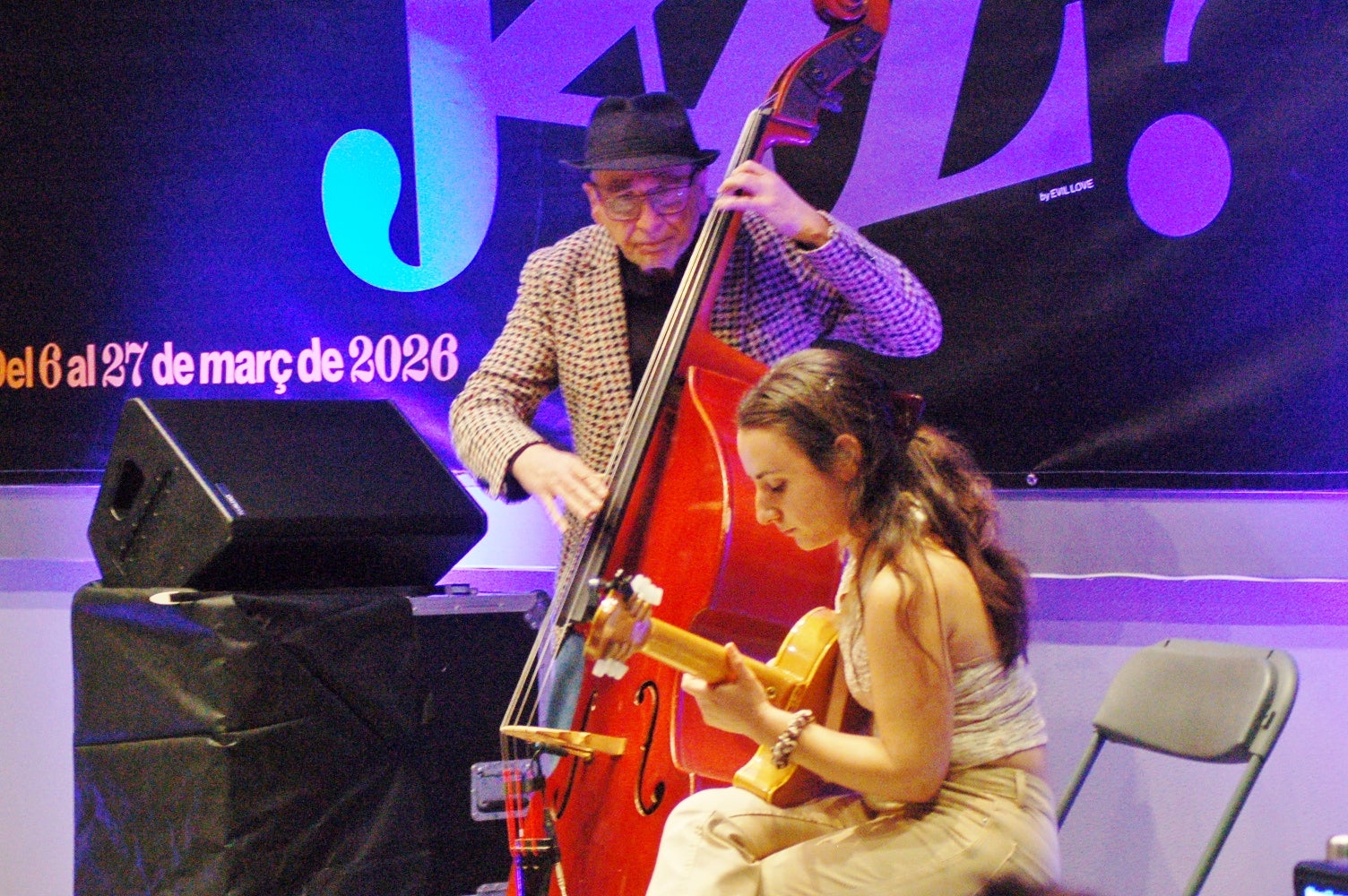 El 45 Festival de Jazz de Terrassa està en marxa des de divendres passat (i fins al 26 de març) i, a part dels concerts de renom a la Nova Jazz Cava, també han començat les actuacions gratuïtes en diferents espais de la ciutat. La pluja va obligar a desplaçar els concerts a l'aire lliure també a la Nova Jazz Cava el cap de setmana, però al Museu Nacional de la Ciència i la Tècnica de Catalunya (MNACTEC) sí que va poder encabir diumenge al migdia el 'Tea for Three' de Belén Bandera & Carla Motis amb el veterà contrabaixista Horacio Fumero de convidat. Les joves barcelonines Bandera, a la veu, i Motis, a la guitarra, còmplices amb la renovació del estàndars del jazz, es van fusionar amb la saviesa d'un vell gat com és l'argentí Fumero. La selecció es completa amb una de les imatges a la Nova Jazz Cava del concert inaugural Oriol Vallès & Irene Reig Quintet, uns altres representants de les noves generacions | Ramon Navarro