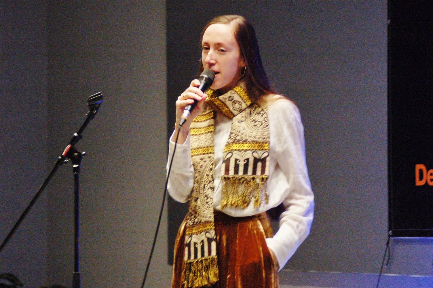 El 45 Festival de Jazz de Terrassa està en marxa des de divendres passat (i fins al 26 de març) i, a part dels concerts de renom a la Nova Jazz Cava, també han començat les actuacions gratuïtes en diferents espais de la ciutat. La pluja va obligar a desplaçar els concerts a l'aire lliure també a la Nova Jazz Cava el cap de setmana, però al Museu Nacional de la Ciència i la Tècnica de Catalunya (MNACTEC) sí que va poder encabir diumenge al migdia el 'Tea for Three' de Belén Bandera & Carla Motis amb el veterà contrabaixista Horacio Fumero de convidat. Les joves barcelonines Bandera, a la veu, i Motis, a la guitarra, còmplices amb la renovació del estàndars del jazz, es van fusionar amb la saviesa d'un vell gat com és l'argentí Fumero. La selecció es completa amb una de les imatges a la Nova Jazz Cava del concert inaugural Oriol Vallès & Irene Reig Quintet, uns altres representants de les noves generacions | Ramon Navarro