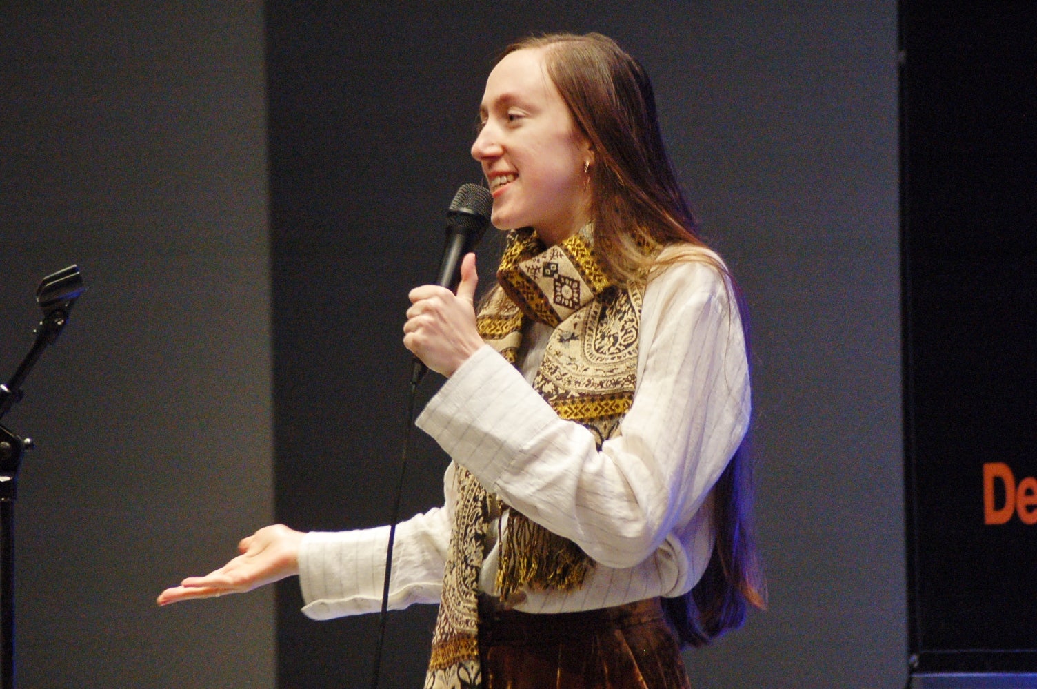 El 45 Festival de Jazz de Terrassa està en marxa des de divendres passat (i fins al 26 de març) i, a part dels concerts de renom a la Nova Jazz Cava, també han començat les actuacions gratuïtes en diferents espais de la ciutat. La pluja va obligar a desplaçar els concerts a l'aire lliure també a la Nova Jazz Cava el cap de setmana, però al Museu Nacional de la Ciència i la Tècnica de Catalunya (MNACTEC) sí que va poder encabir diumenge al migdia el 'Tea for Three' de Belén Bandera & Carla Motis amb el veterà contrabaixista Horacio Fumero de convidat. Les joves barcelonines Bandera, a la veu, i Motis, a la guitarra, còmplices amb la renovació del estàndars del jazz, es van fusionar amb la saviesa d'un vell gat com és l'argentí Fumero. La selecció es completa amb una de les imatges a la Nova Jazz Cava del concert inaugural Oriol Vallès & Irene Reig Quintet, uns altres representants de les noves generacions | Ramon Navarro