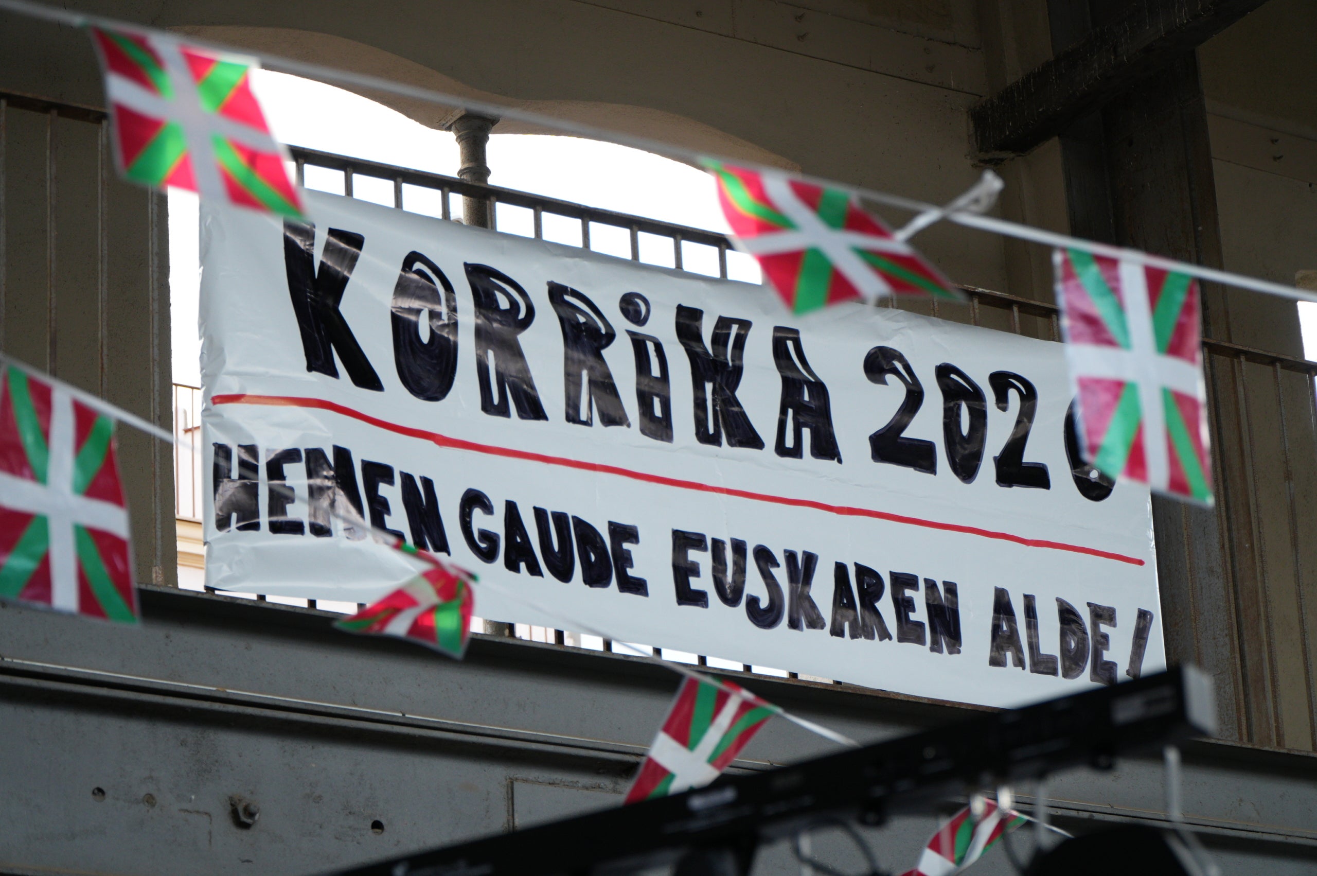 La plaça del Vapor Ventalló i els seus voltants, al centre de Terrassa, van ser l'escenari aquest dissabte de la segona edició local de la Korrika, una cursa que es fa cada dos anys al País Basc des del 1980 per reivindicar l'ús de l'euskera. I que, en la versió terrassenca, s'estén a l'ús del català i altres llengües minoritzades. Al matí, grups de totes les edats van córrer per aquests cèntrics carrers abans que al migdia hi hagués un acte polític amb la participació d'integrants de l'AEK, coordinadora per a alfabetitzar i euskaldunitzar a la població. I també de membres de la Plataforma per la Llengua, Català a Terrassa, Òmnium Cultural, Correllengua i el moviment feminista de la ciutat. I, a partir d'aquí i amb interpretació de cançons tradicionals basques, va ser el torn per a un pintxo pote, un dinar amb paella, el concert d'Uralita i una fi de festa de ball | Jan Romero