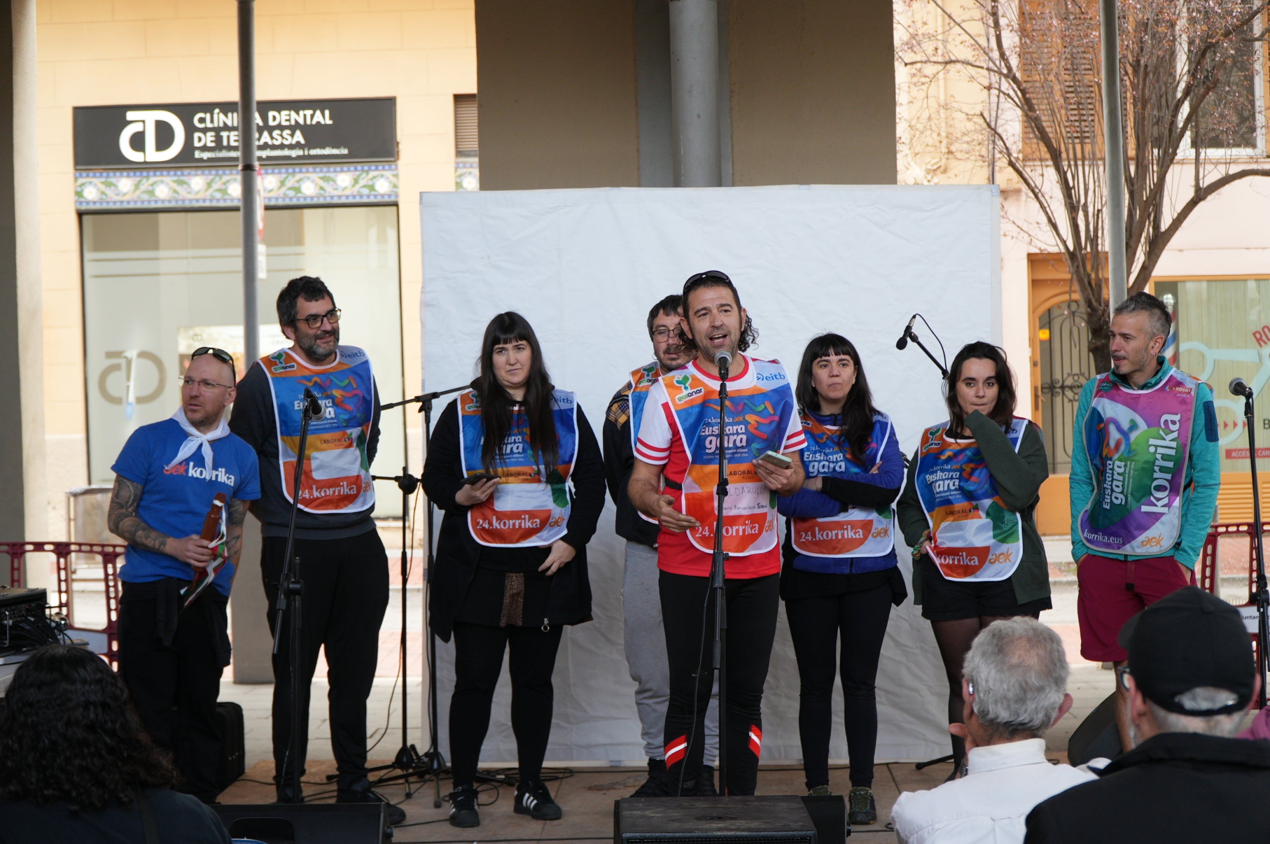 La plaça del Vapor Ventalló i els seus voltants, al centre de Terrassa, van ser l'escenari aquest dissabte de la segona edició local de la Korrika, una cursa que es fa cada dos anys al País Basc des del 1980 per reivindicar l'ús de l'euskera. I que, en la versió terrassenca, s'estén a l'ús del català i altres llengües minoritzades. Al matí, grups de totes les edats van córrer per aquests cèntrics carrers abans que al migdia hi hagués un acte polític amb la participació d'integrants de l'AEK, coordinadora per a alfabetitzar i euskaldunitzar a la població. I també de membres de la Plataforma per la Llengua, Català a Terrassa, Òmnium Cultural, Correllengua i el moviment feminista de la ciutat. I, a partir d'aquí i amb interpretació de cançons tradicionals basques, va ser el torn per a un pintxo pote, un dinar amb paella, el concert d'Uralita i una fi de festa de ball | Jan Romero