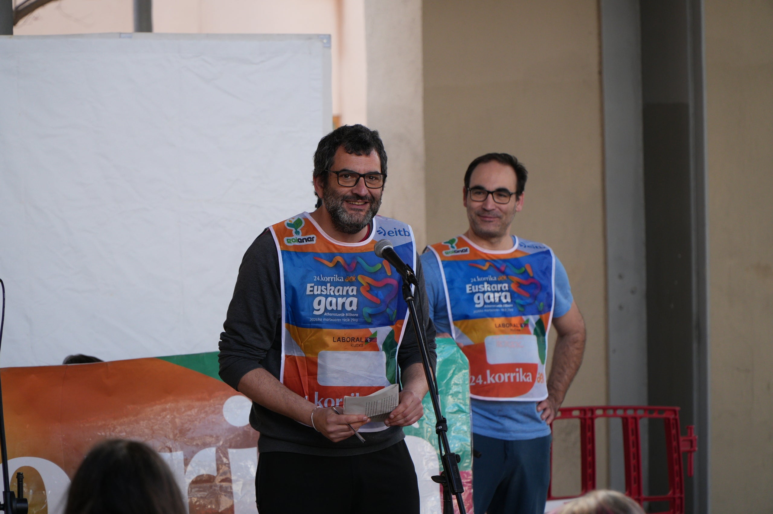 La plaça del Vapor Ventalló i els seus voltants, al centre de Terrassa, van ser l'escenari aquest dissabte de la segona edició local de la Korrika, una cursa que es fa cada dos anys al País Basc des del 1980 per reivindicar l'ús de l'euskera. I que, en la versió terrassenca, s'estén a l'ús del català i altres llengües minoritzades. Al matí, grups de totes les edats van córrer per aquests cèntrics carrers abans que al migdia hi hagués un acte polític amb la participació d'integrants de l'AEK, coordinadora per a alfabetitzar i euskaldunitzar a la població. I també de membres de la Plataforma per la Llengua, Català a Terrassa, Òmnium Cultural, Correllengua i el moviment feminista de la ciutat. I, a partir d'aquí i amb interpretació de cançons tradicionals basques, va ser el torn per a un pintxo pote, un dinar amb paella, el concert d'Uralita i una fi de festa de ball | Jan Romero