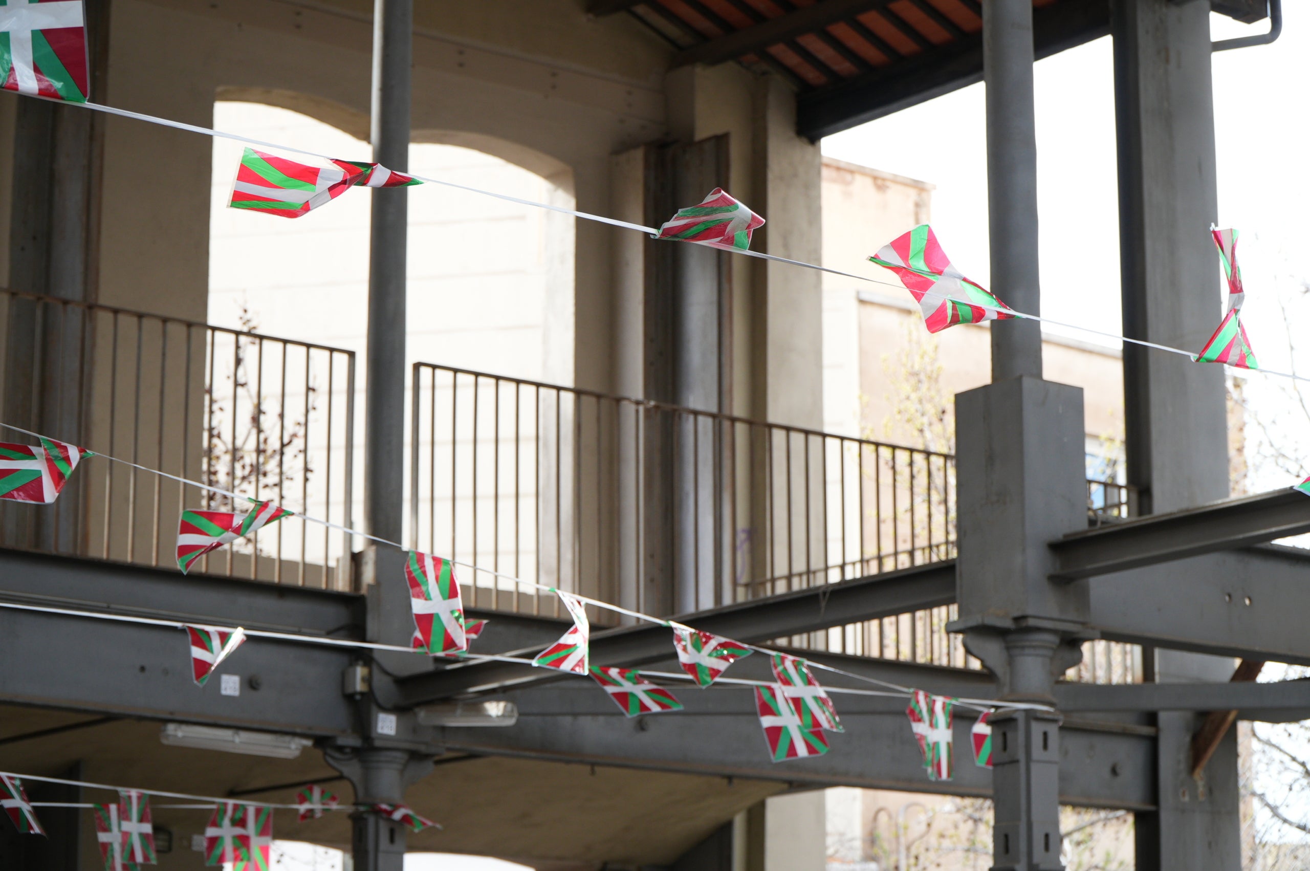La plaça del Vapor Ventalló i els seus voltants, al centre de Terrassa, van ser l'escenari aquest dissabte de la segona edició local de la Korrika, una cursa que es fa cada dos anys al País Basc des del 1980 per reivindicar l'ús de l'euskera. I que, en la versió terrassenca, s'estén a l'ús del català i altres llengües minoritzades. Al matí, grups de totes les edats van córrer per aquests cèntrics carrers abans que al migdia hi hagués un acte polític amb la participació d'integrants de l'AEK, coordinadora per a alfabetitzar i euskaldunitzar a la població. I també de membres de la Plataforma per la Llengua, Català a Terrassa, Òmnium Cultural, Correllengua i el moviment feminista de la ciutat. I, a partir d'aquí i amb interpretació de cançons tradicionals basques, va ser el torn per a un pintxo pote, un dinar amb paella, el concert d'Uralita i una fi de festa de ball | Jan Romero