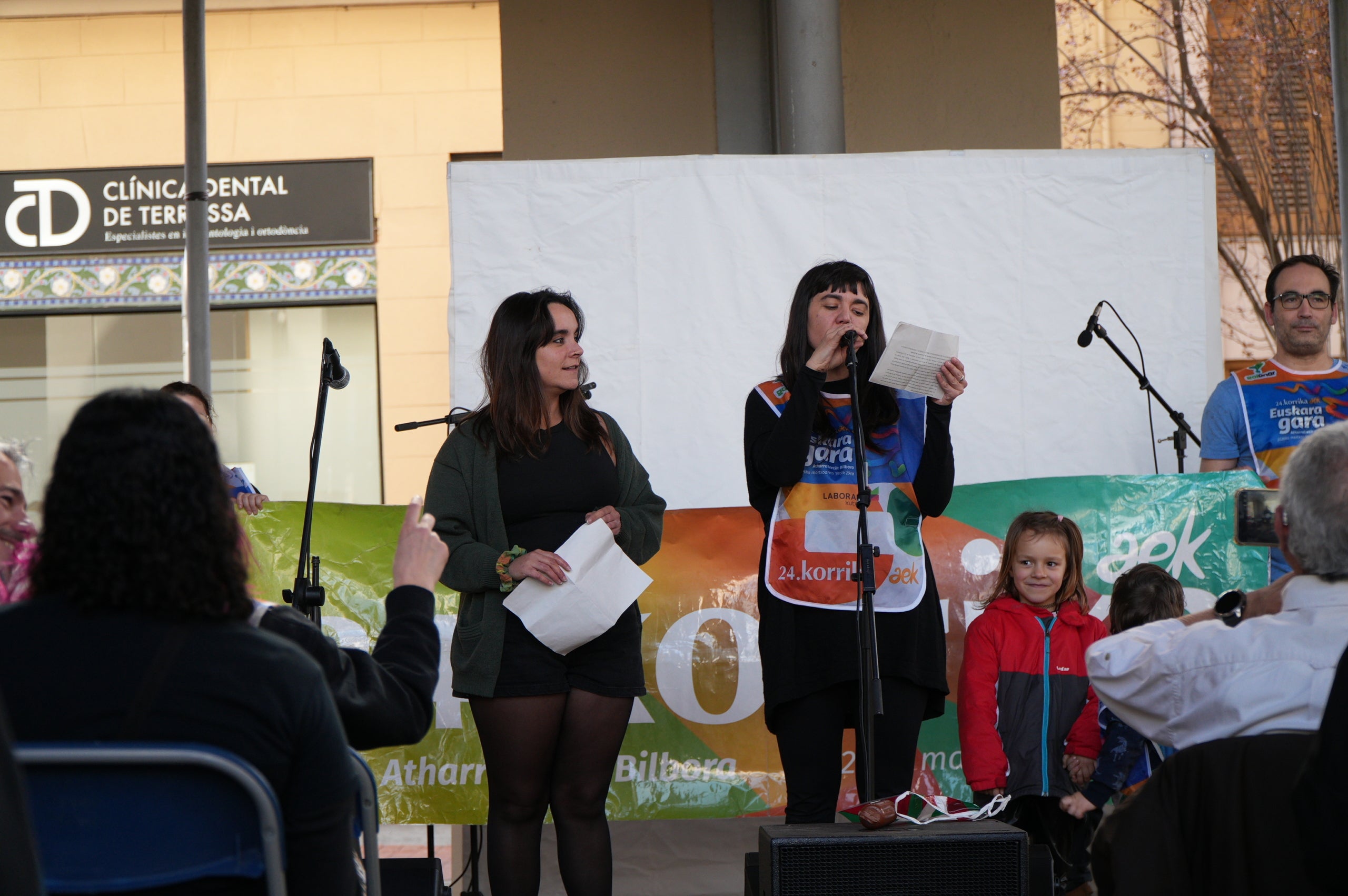 La plaça del Vapor Ventalló i els seus voltants, al centre de Terrassa, van ser l'escenari aquest dissabte de la segona edició local de la Korrika, una cursa que es fa cada dos anys al País Basc des del 1980 per reivindicar l'ús de l'euskera. I que, en la versió terrassenca, s'estén a l'ús del català i altres llengües minoritzades. Al matí, grups de totes les edats van córrer per aquests cèntrics carrers abans que al migdia hi hagués un acte polític amb la participació d'integrants de l'AEK, coordinadora per a alfabetitzar i euskaldunitzar a la població. I també de membres de la Plataforma per la Llengua, Català a Terrassa, Òmnium Cultural, Correllengua i el moviment feminista de la ciutat. I, a partir d'aquí i amb interpretació de cançons tradicionals basques, va ser el torn per a un pintxo pote, un dinar amb paella, el concert d'Uralita i una fi de festa de ball | Jan Romero
