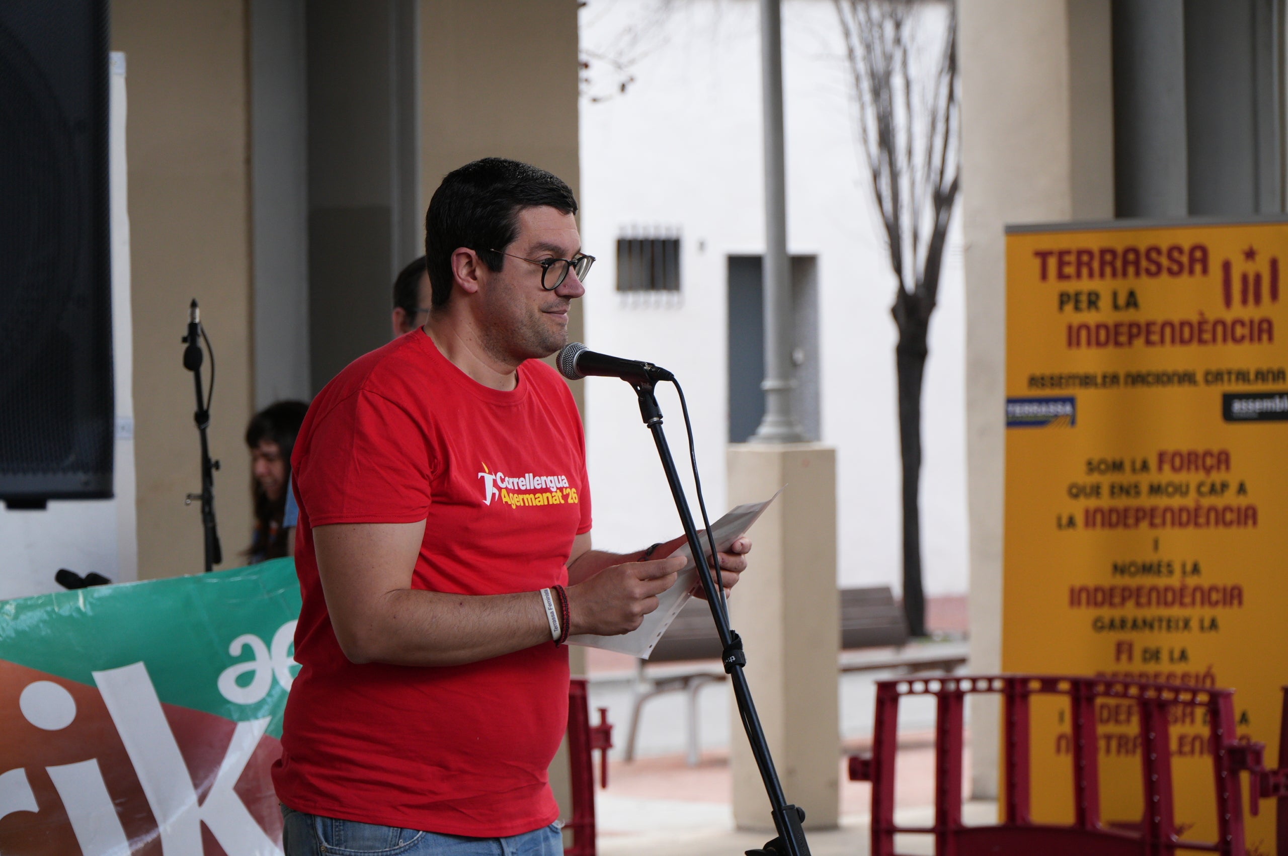 La plaça del Vapor Ventalló i els seus voltants, al centre de Terrassa, van ser l'escenari aquest dissabte de la segona edició local de la Korrika, una cursa que es fa cada dos anys al País Basc des del 1980 per reivindicar l'ús de l'euskera. I que, en la versió terrassenca, s'estén a l'ús del català i altres llengües minoritzades. Al matí, grups de totes les edats van córrer per aquests cèntrics carrers abans que al migdia hi hagués un acte polític amb la participació d'integrants de l'AEK, coordinadora per a alfabetitzar i euskaldunitzar a la població. I també de membres de la Plataforma per la Llengua, Català a Terrassa, Òmnium Cultural, Correllengua i el moviment feminista de la ciutat. I, a partir d'aquí i amb interpretació de cançons tradicionals basques, va ser el torn per a un pintxo pote, un dinar amb paella, el concert d'Uralita i una fi de festa de ball | Jan Romero