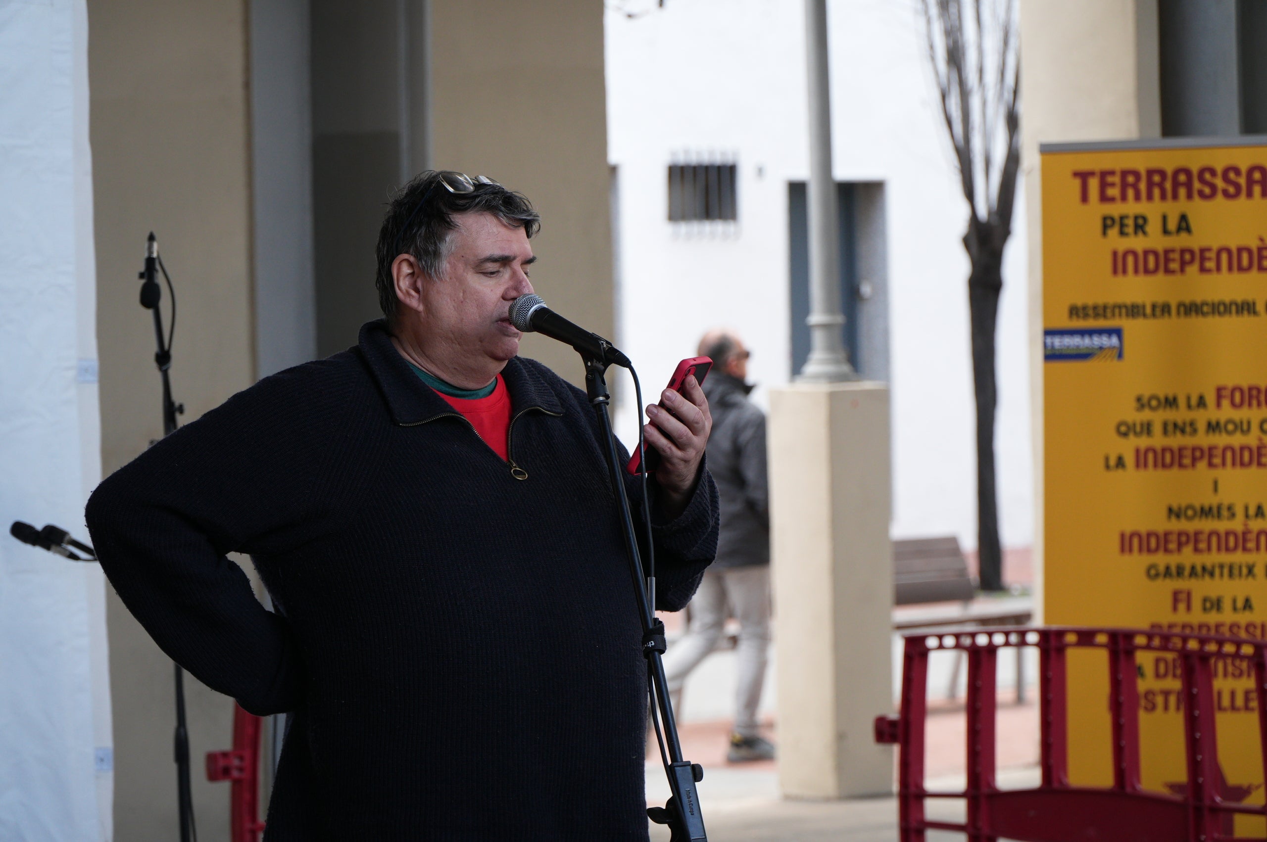 La plaça del Vapor Ventalló i els seus voltants, al centre de Terrassa, van ser l'escenari aquest dissabte de la segona edició local de la Korrika, una cursa que es fa cada dos anys al País Basc des del 1980 per reivindicar l'ús de l'euskera. I que, en la versió terrassenca, s'estén a l'ús del català i altres llengües minoritzades. Al matí, grups de totes les edats van córrer per aquests cèntrics carrers abans que al migdia hi hagués un acte polític amb la participació d'integrants de l'AEK, coordinadora per a alfabetitzar i euskaldunitzar a la població. I també de membres de la Plataforma per la Llengua, Català a Terrassa, Òmnium Cultural, Correllengua i el moviment feminista de la ciutat. I, a partir d'aquí i amb interpretació de cançons tradicionals basques, va ser el torn per a un pintxo pote, un dinar amb paella, el concert d'Uralita i una fi de festa de ball | Jan Romero