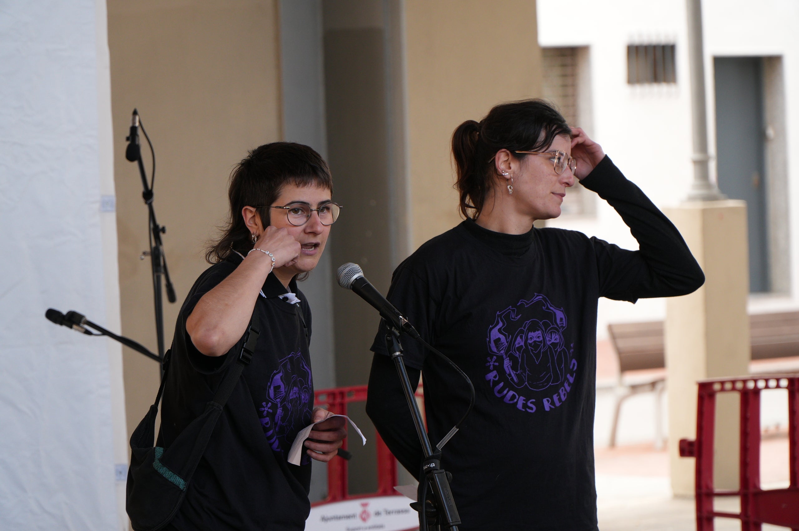 La plaça del Vapor Ventalló i els seus voltants, al centre de Terrassa, van ser l'escenari aquest dissabte de la segona edició local de la Korrika, una cursa que es fa cada dos anys al País Basc des del 1980 per reivindicar l'ús de l'euskera. I que, en la versió terrassenca, s'estén a l'ús del català i altres llengües minoritzades. Al matí, grups de totes les edats van córrer per aquests cèntrics carrers abans que al migdia hi hagués un acte polític amb la participació d'integrants de l'AEK, coordinadora per a alfabetitzar i euskaldunitzar a la població. I també de membres de la Plataforma per la Llengua, Català a Terrassa, Òmnium Cultural, Correllengua i el moviment feminista de la ciutat. I, a partir d'aquí i amb interpretació de cançons tradicionals basques, va ser el torn per a un pintxo pote, un dinar amb paella, el concert d'Uralita i una fi de festa de ball | Jan Romero