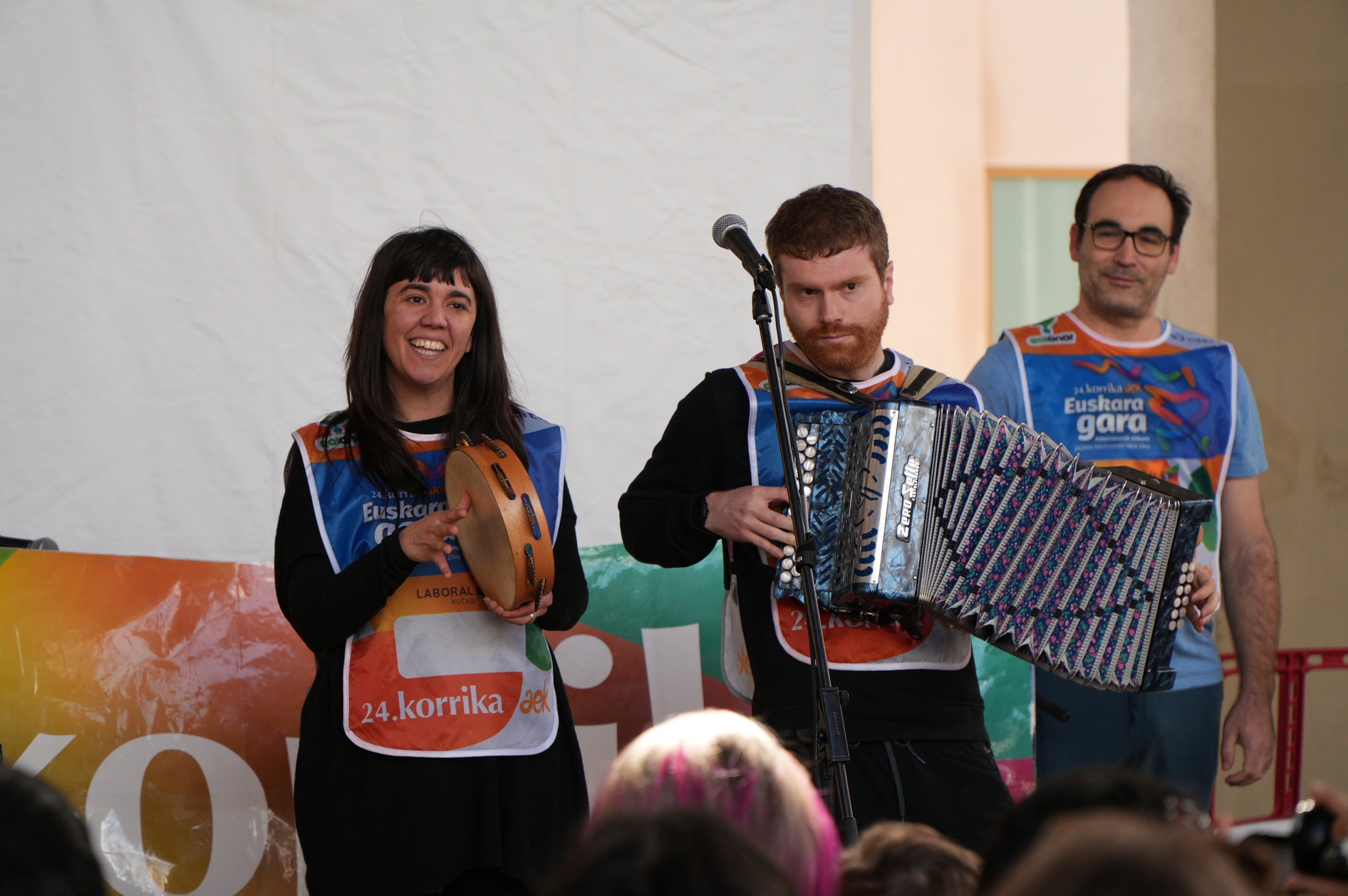 La plaça del Vapor Ventalló i els seus voltants, al centre de Terrassa, van ser l'escenari aquest dissabte de la segona edició local de la Korrika, una cursa que es fa cada dos anys al País Basc des del 1980 per reivindicar l'ús de l'euskera. I que, en la versió terrassenca, s'estén a l'ús del català i altres llengües minoritzades. Al matí, grups de totes les edats van córrer per aquests cèntrics carrers abans que al migdia hi hagués un acte polític amb la participació d'integrants de l'AEK, coordinadora per a alfabetitzar i euskaldunitzar a la població. I també de membres de la Plataforma per la Llengua, Català a Terrassa, Òmnium Cultural, Correllengua i el moviment feminista de la ciutat. I, a partir d'aquí i amb interpretació de cançons tradicionals basques, va ser el torn per a un pintxo pote, un dinar amb paella, el concert d'Uralita i una fi de festa de ball | Jan Romero