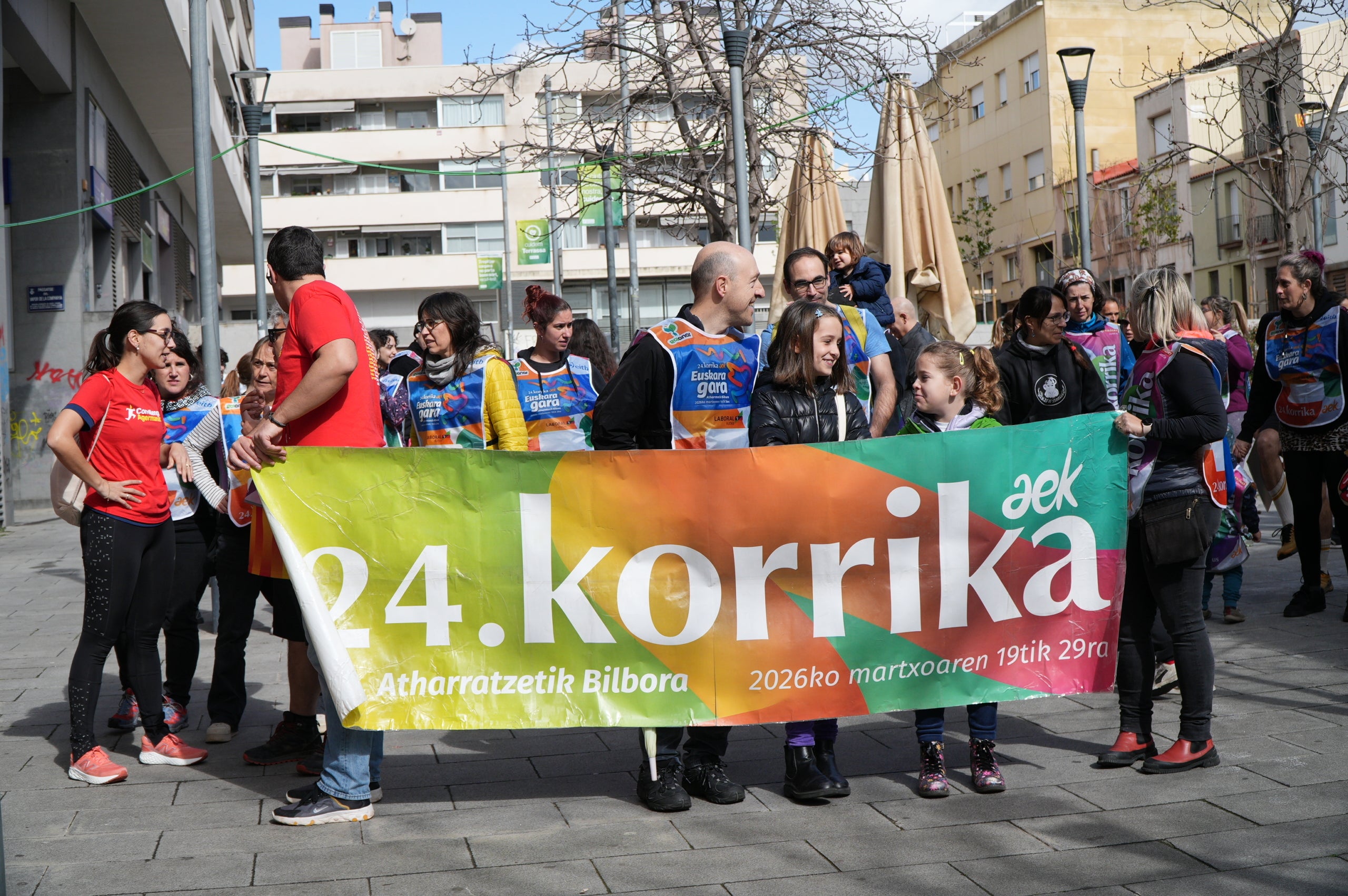 La plaça del Vapor Ventalló i els seus voltants, al centre de Terrassa, van ser l'escenari aquest dissabte de la segona edició local de la Korrika, una cursa que es fa cada dos anys al País Basc des del 1980 per reivindicar l'ús de l'euskera. I que, en la versió terrassenca, s'estén a l'ús del català i altres llengües minoritzades. Al matí, grups de totes les edats van córrer per aquests cèntrics carrers abans que al migdia hi hagués un acte polític amb la participació d'integrants de l'AEK, coordinadora per a alfabetitzar i euskaldunitzar a la població. I també de membres de la Plataforma per la Llengua, Català a Terrassa, Òmnium Cultural, Correllengua i el moviment feminista de la ciutat. I, a partir d'aquí i amb interpretació de cançons tradicionals basques, va ser el torn per a un pintxo pote, un dinar amb paella, el concert d'Uralita i una fi de festa de ball | Jan Romero